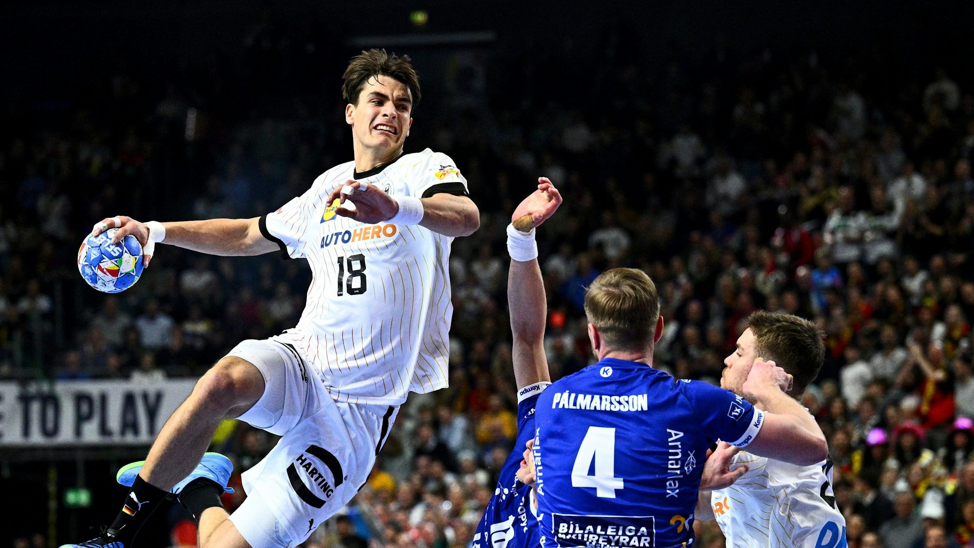 Deutschlands Julian Köster (l) steigt zum Wurf hoch.