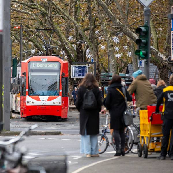 Eine Bahn der KVB am Neumarkt