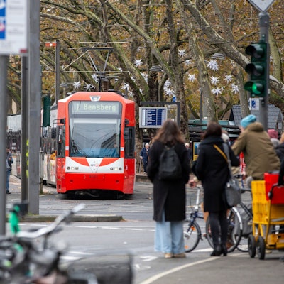 Eine Bahn der KVB am Neumarkt