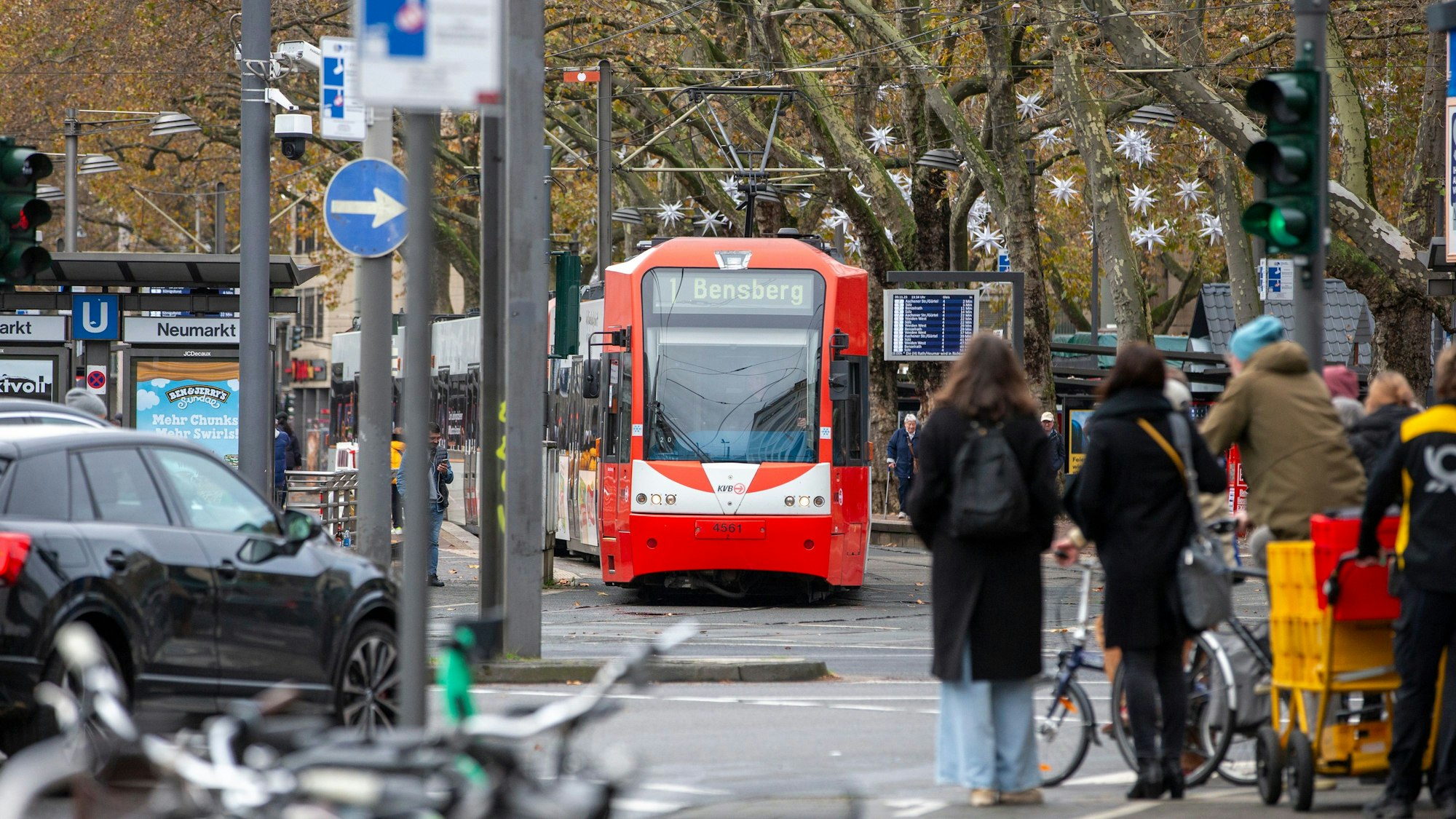 Eine KVB-Stadtbahn der Linie 1 am Neumarkt.