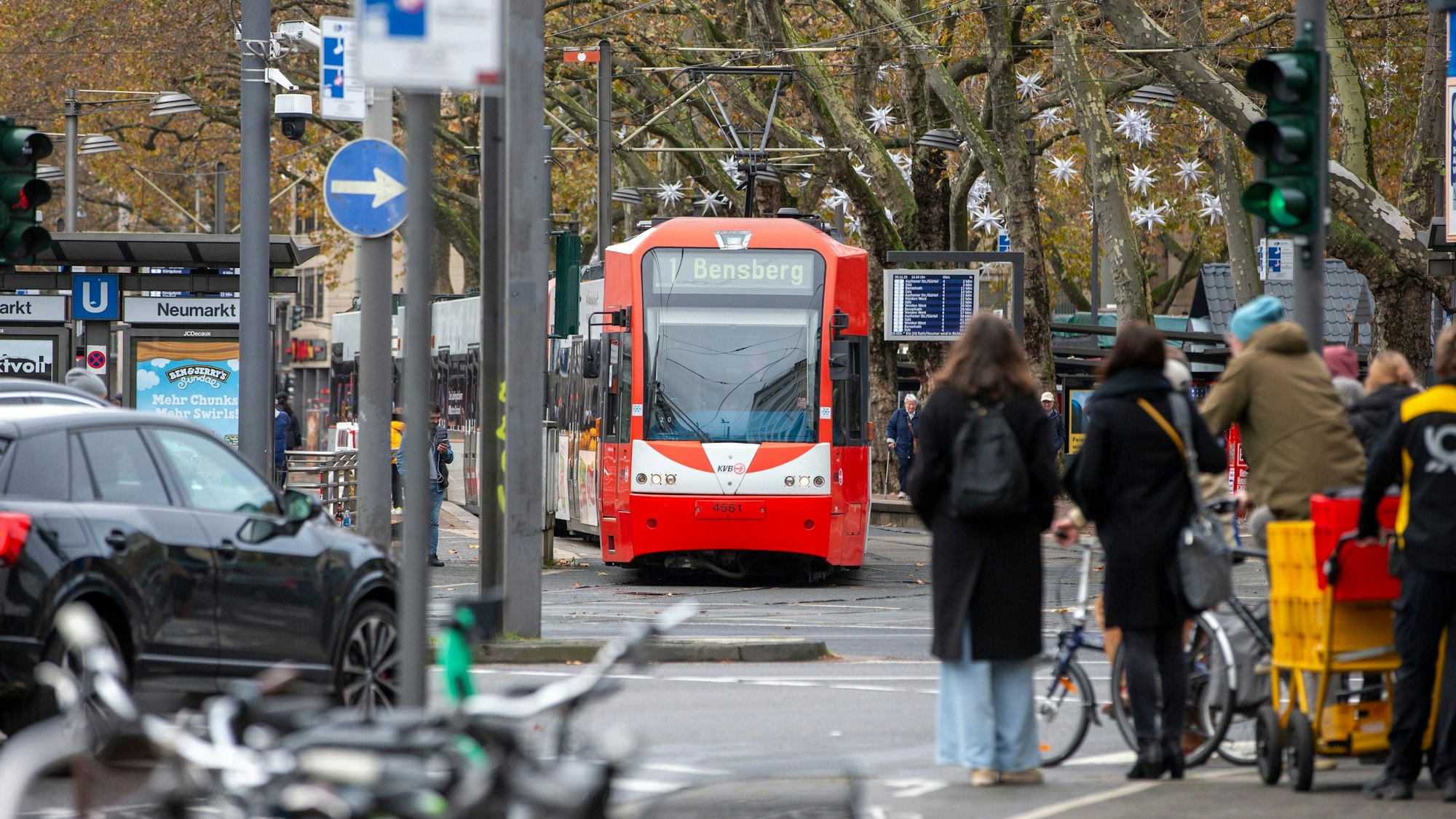Eine Straßenbahn steht an der Haltestelle Neumarkt.