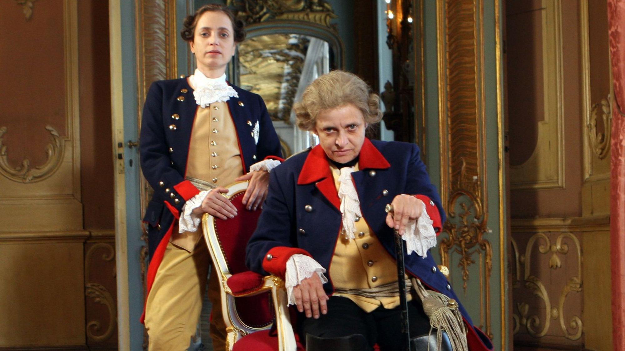 Schauspielerin Katharina Thalbach in der Rolle des "Alten Fritz" und Anna Thalbach (l) als Kronprinz und junger König nach den Dreharbeiten für den Film "Friedrich - Ein deutscher König", aufgenommen am 06.09.2011.
