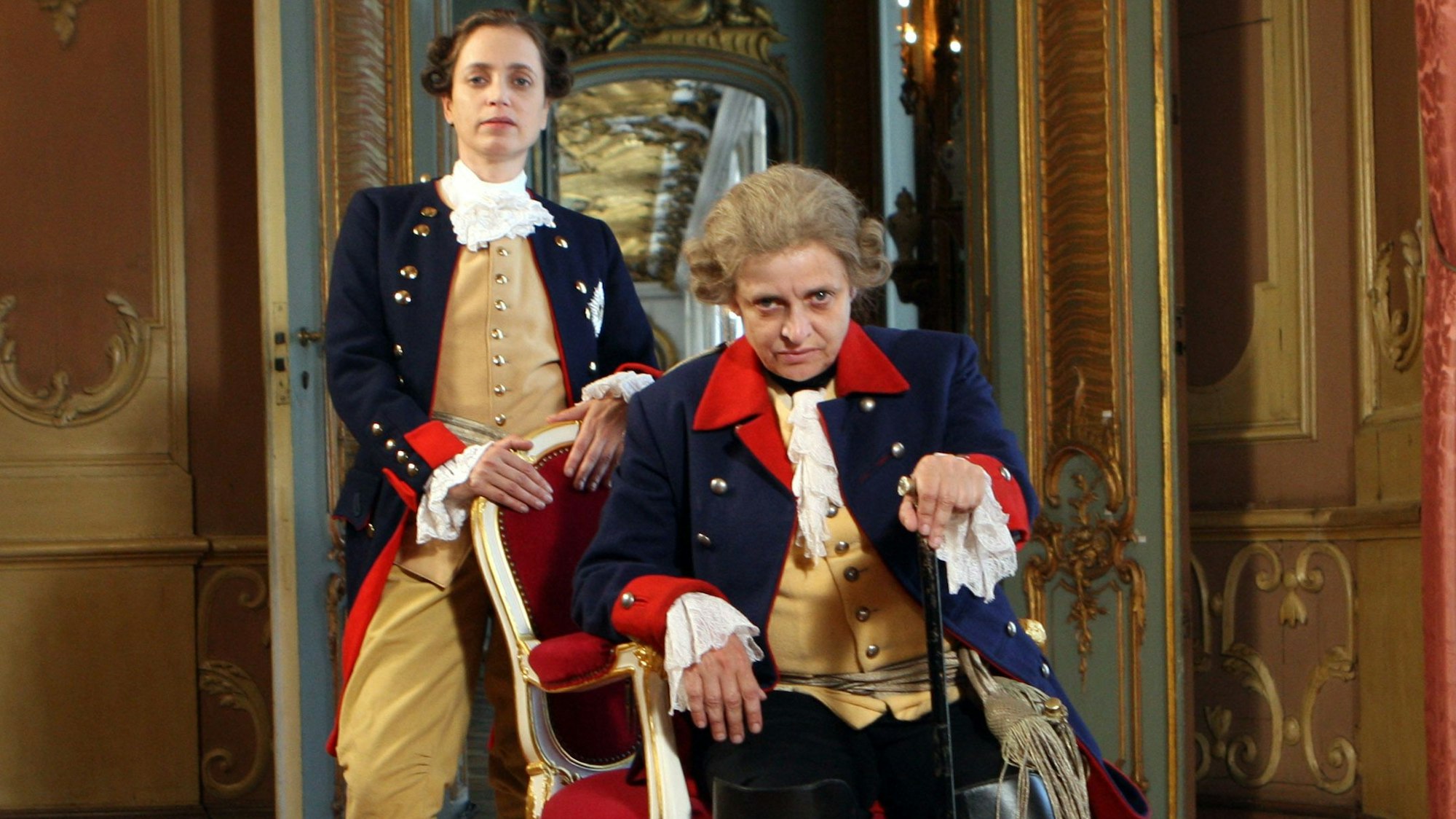 Schauspielerin Katharina Thalbach in der Rolle des "Alten Fritz" und Anna Thalbach (l) als Kronprinz und junger König nach den Dreharbeiten für den Film "Friedrich - Ein deutscher König", aufgenommen am 06.09.2011.
