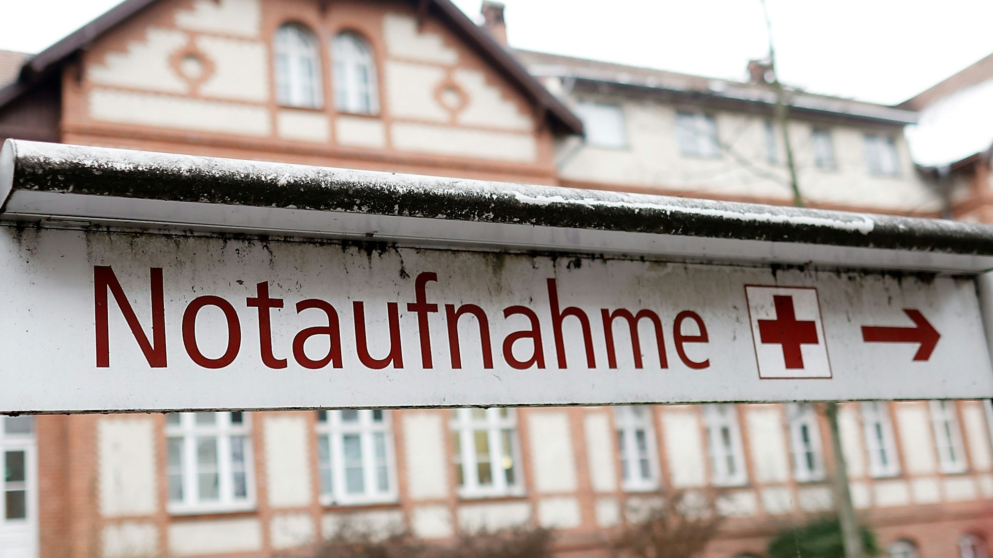Ein Schild mit dem Hinweis Notaufnahme steht auf dem Gelände des Universitätsklinikums Ruppin-Brandenburg.
