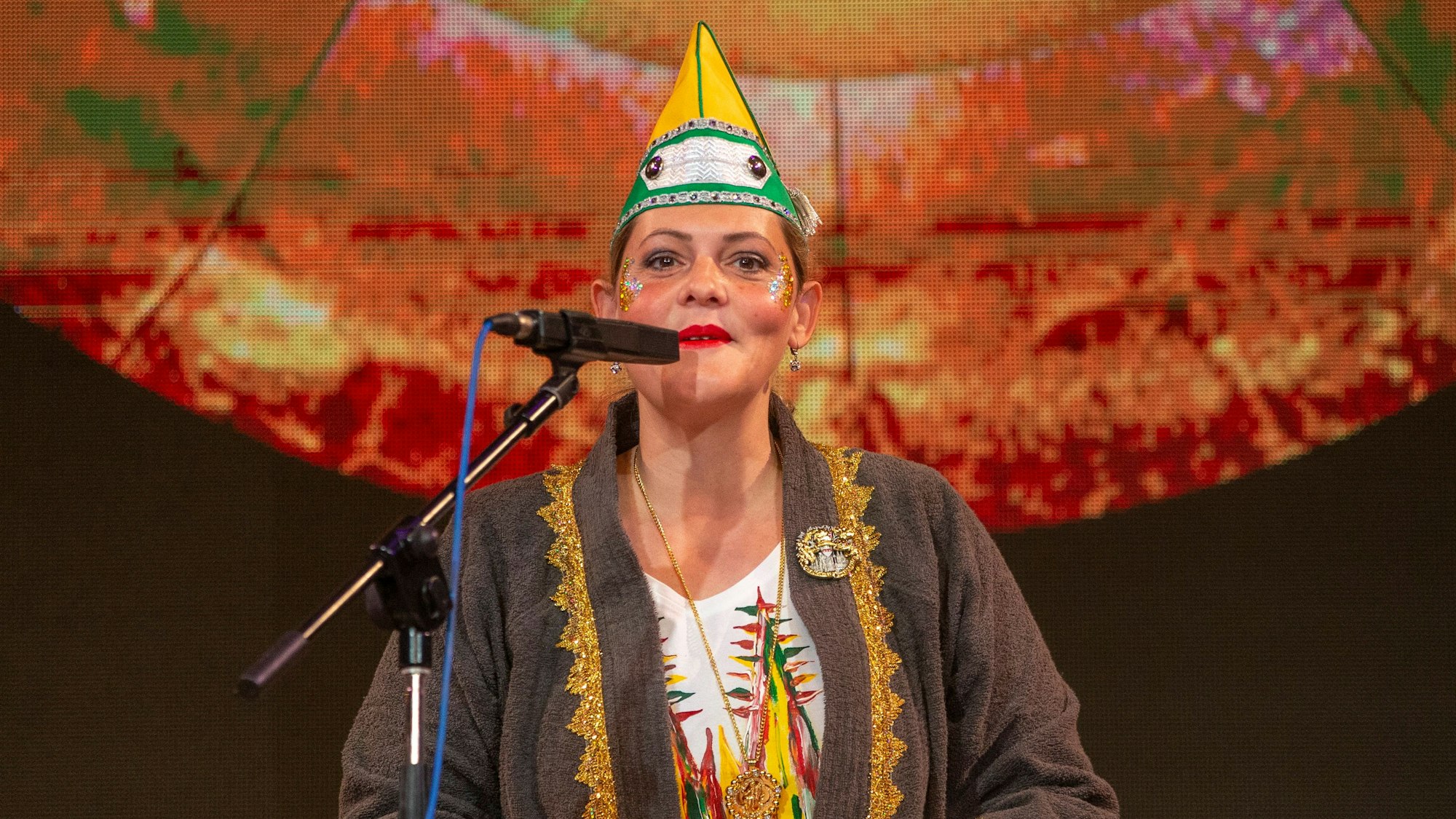 Simone Kropmanns steht hinter einem Mikrofon.