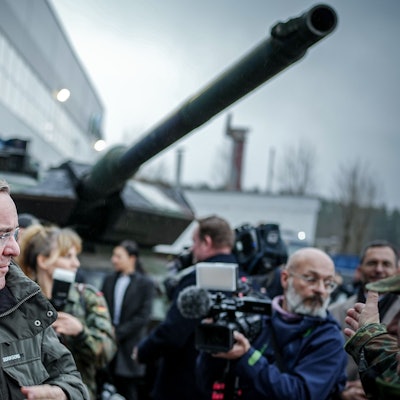 Boris Pistorius (SPD), Bundesminister der Verteidigung, steht am Instandsetzungshub Lithuanian Defence Services (LDS). Der SPD-Politiker warnt vor einer Ausweitung des russischen Kriegs gegen die Ukraine.