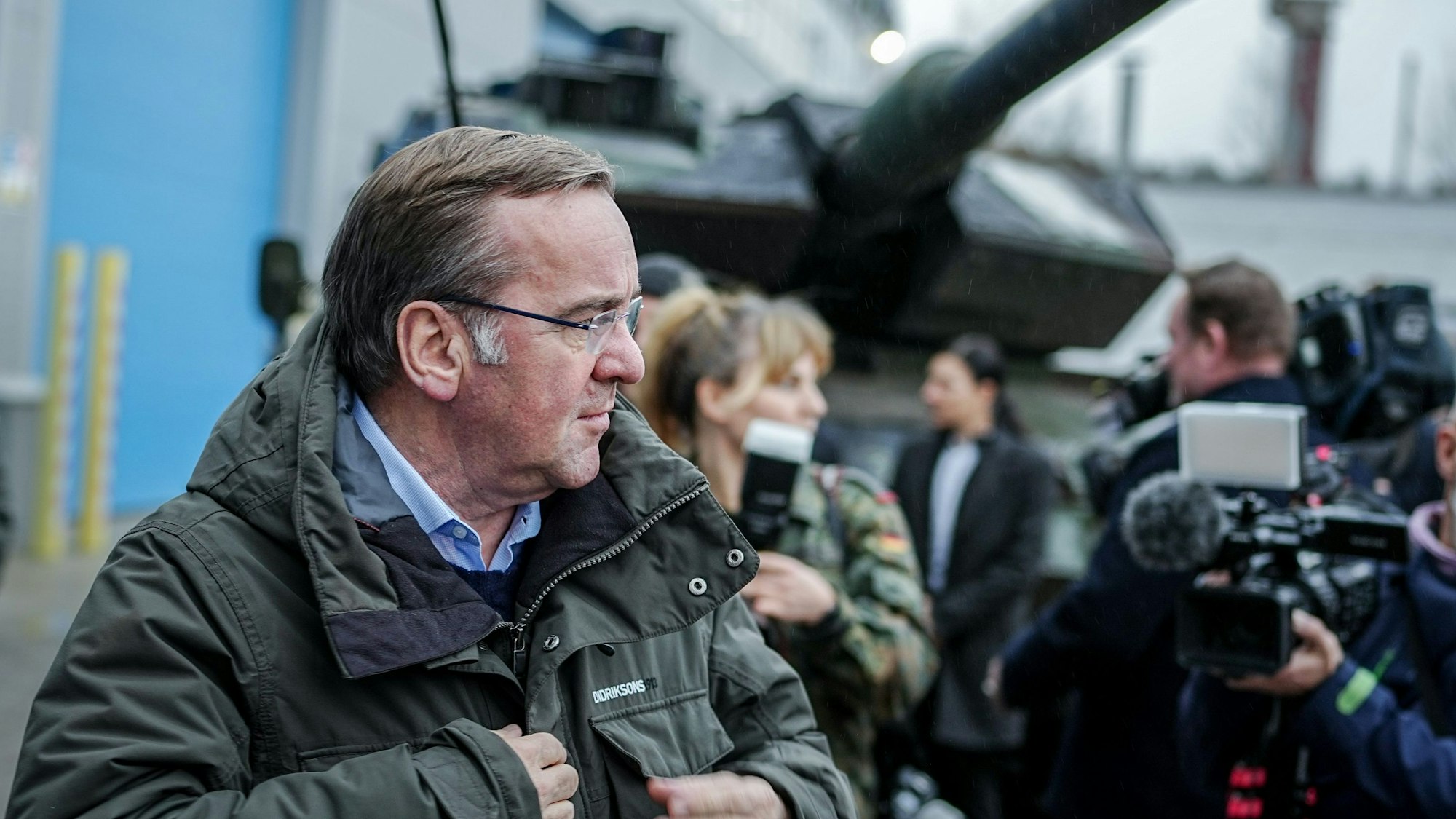 Boris Pistorius (SPD), Bundesminister der Verteidigung, steht am Instandsetzungshub Lithuanian Defence Services (LDS). Der SPD-Politiker warnt vor einer Ausweitung des russischen Kriegs gegen die Ukraine.