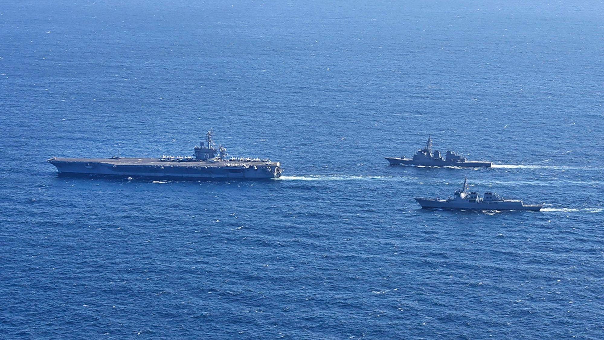 Auf diesem vom südkoreanischen Generalstab zur Verfügung gestellten Foto fährt der Flugzeugträger USS Carl Vinson (l) zusammen mit dem Aegis-destroyer King Sejong the Great der südkoreanischen Marine und dem Aegis-destroyer Kongou der japanischen Maritimen Selbstverteidigungskräfte in den internationalen Gewässern vor der Südküste der koreanischen Halbinsel während einer gemeinsamen Übung.