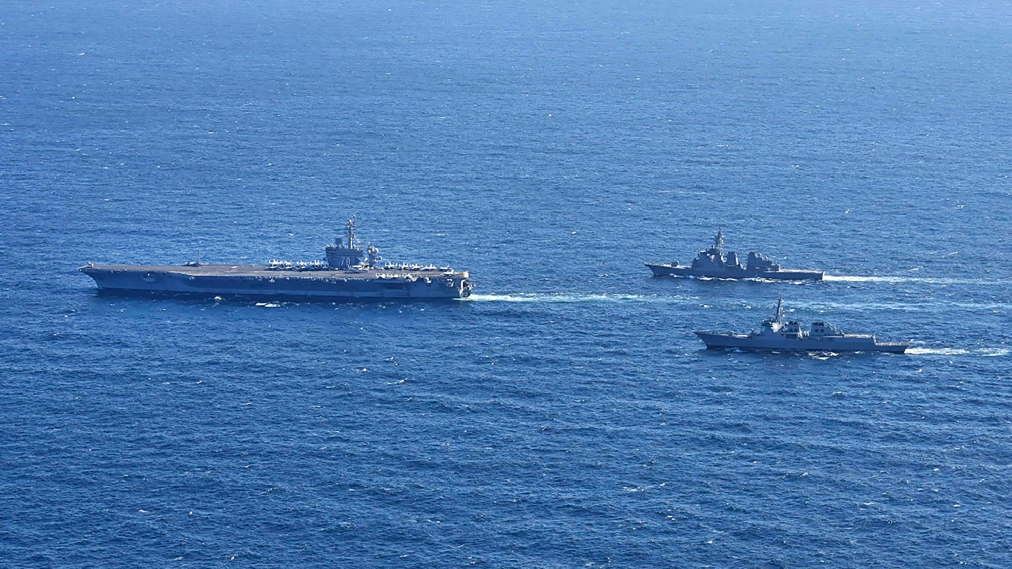 Auf diesem vom südkoreanischen Generalstab zur Verfügung gestellten Foto fährt der Flugzeugträger USS Carl Vinson (l) zusammen mit dem Aegis-destroyer King Sejong the Great der südkoreanischen Marine und dem Aegis-destroyer Kongou der japanischen Maritimen Selbstverteidigungskräfte in den internationalen Gewässern vor der Südküste der koreanischen Halbinsel während einer gemeinsamen Übung.
