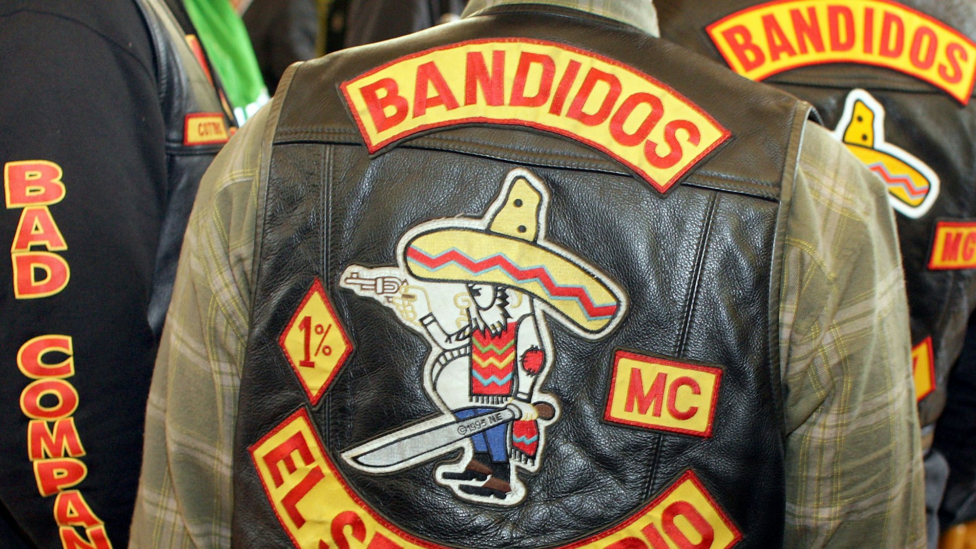 Mitglieder der Motorradrocker „Bandidos“ stehen in einem Verhandlungssaal im Landgericht Cottbus (Brandenburg). (Archivbild)