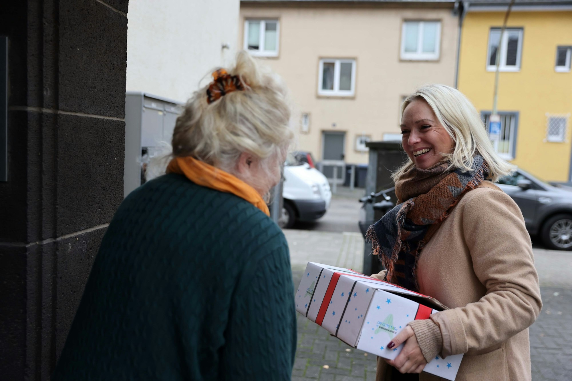 Julia Heinen überbrachte eines der Weihnachtspakete selbst.