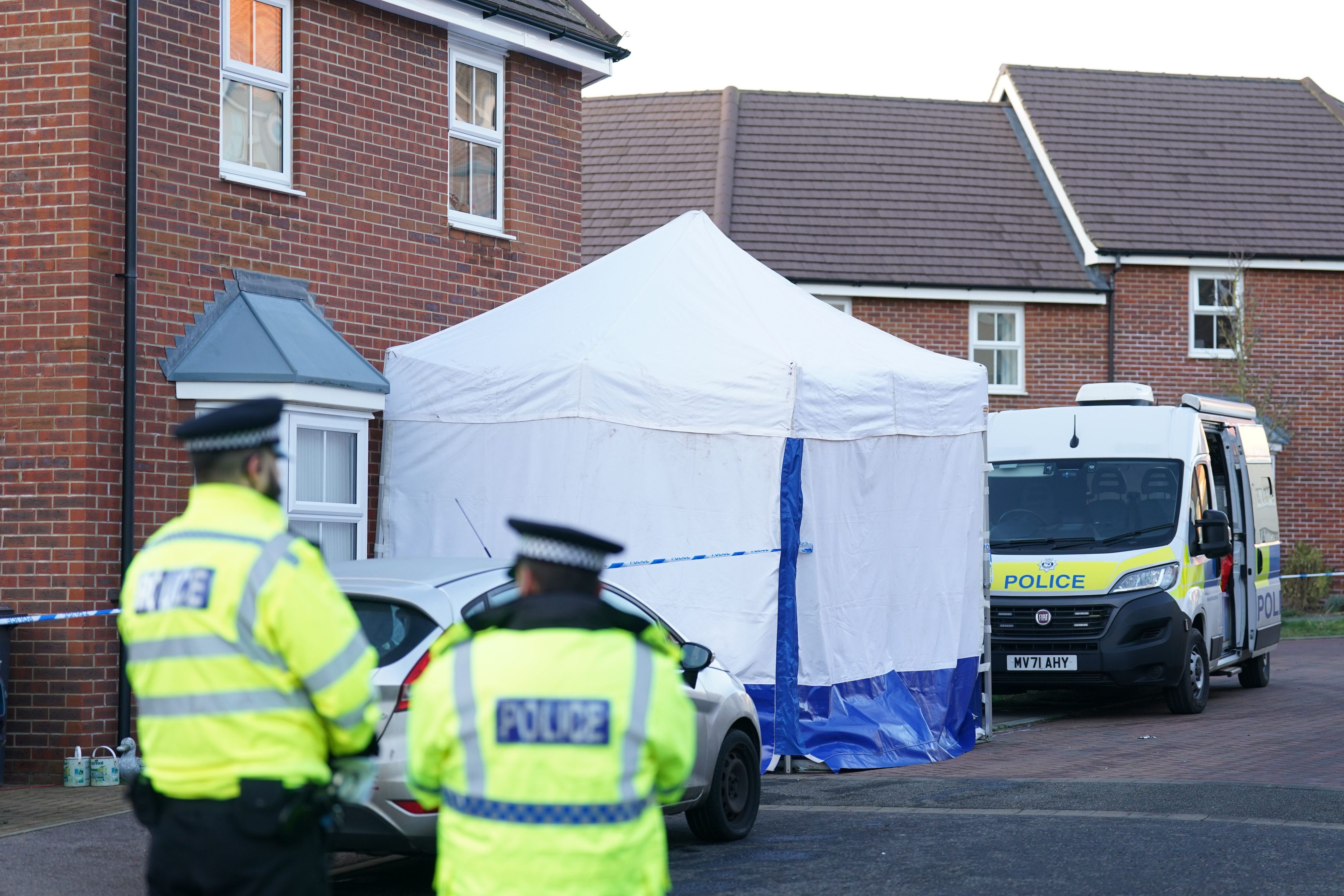 19.01.2024, Großbritannien, Costessey: Polizisten stehen vor dem Tatort.