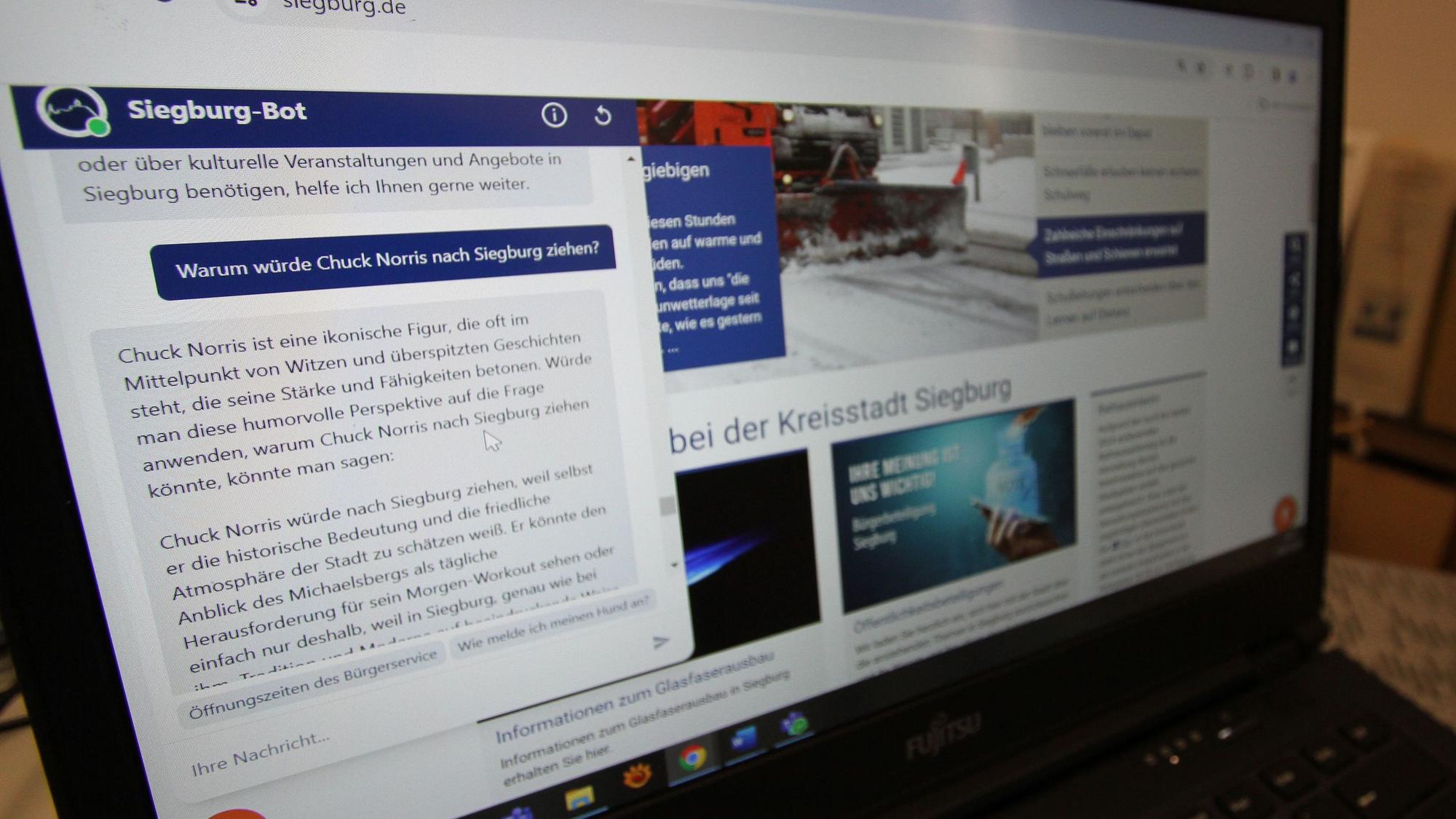 Ein Notebook mit der aufgerufenen Homepage der Stadt Siegburg