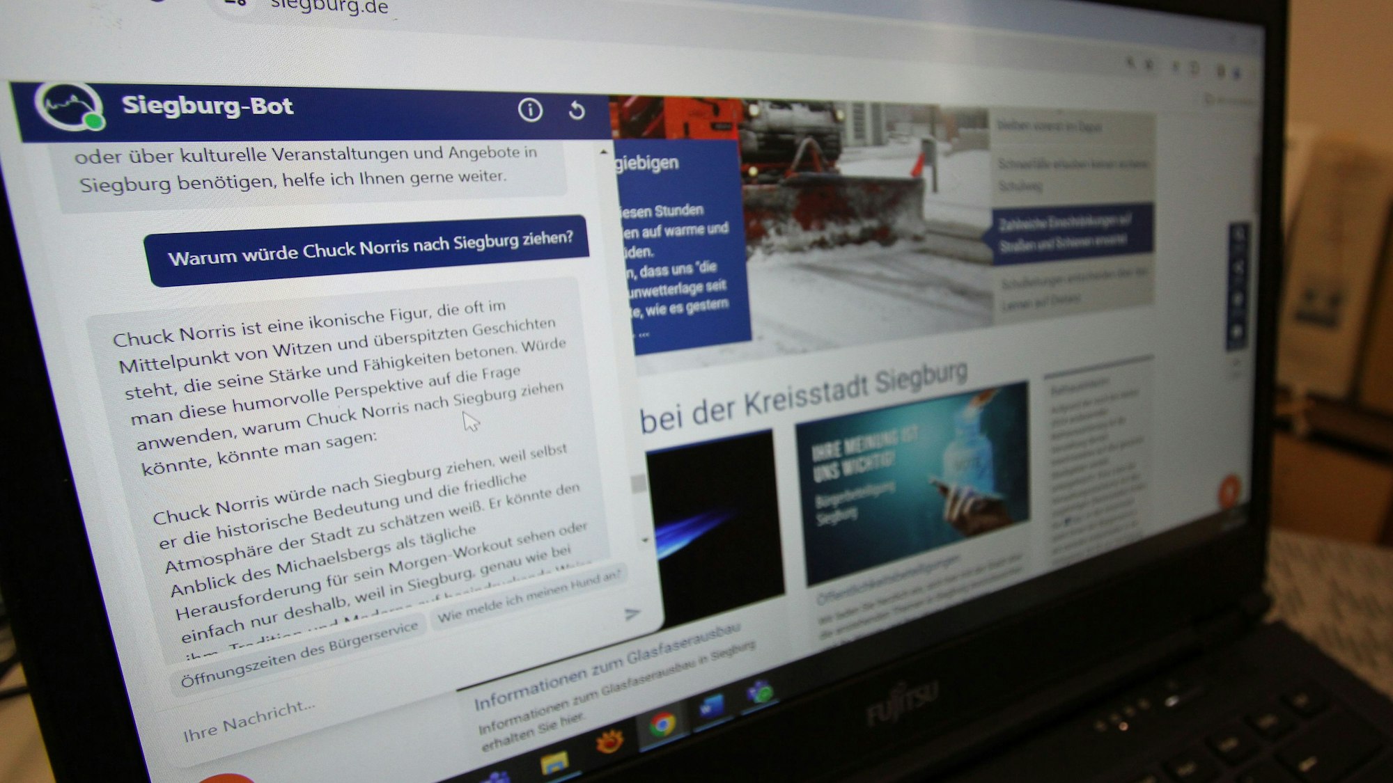 Ein Notebook mit der aufgerufenen Homepage der Stadt Siegburg