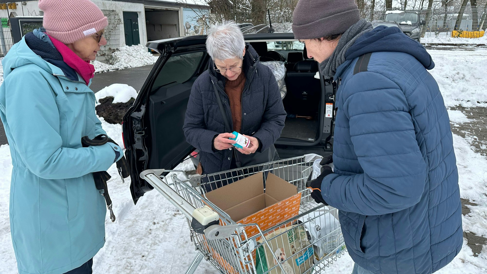 Karin Krämer (M.) aus Sankt Augustin hat noch Dinge nach dem Tode ihres Hundes Kennie übrig. Die spendet sie dem Tierheim. Links Vorsitzende Helga Berben, rechts Daniel Ceps vom Tierheim.