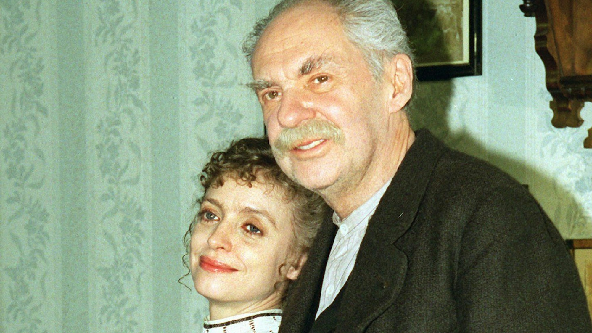 Harald Juhnke (in der Rolle des Schusters Wilhelm Voigt) und Katharina Thalbach (als Marie Hoprecht) stehen am Dienstag (18.03.1997) in Bendestorf (Nordheide) für Dreharbeiten für den "Hauptmann von Köpenick" vor der Kamera.