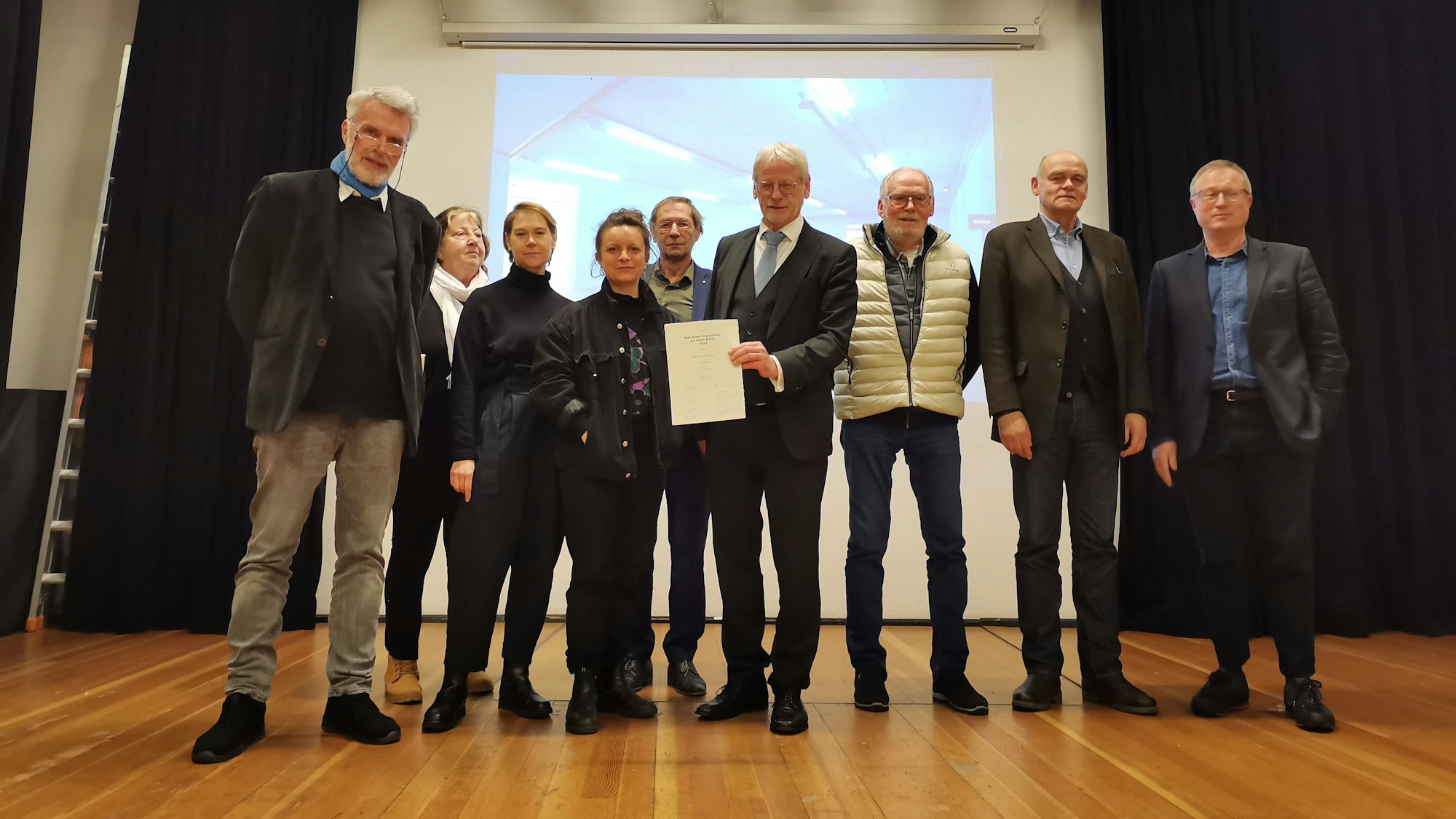 Das Bild zeigt eine Gruppe Menschen.