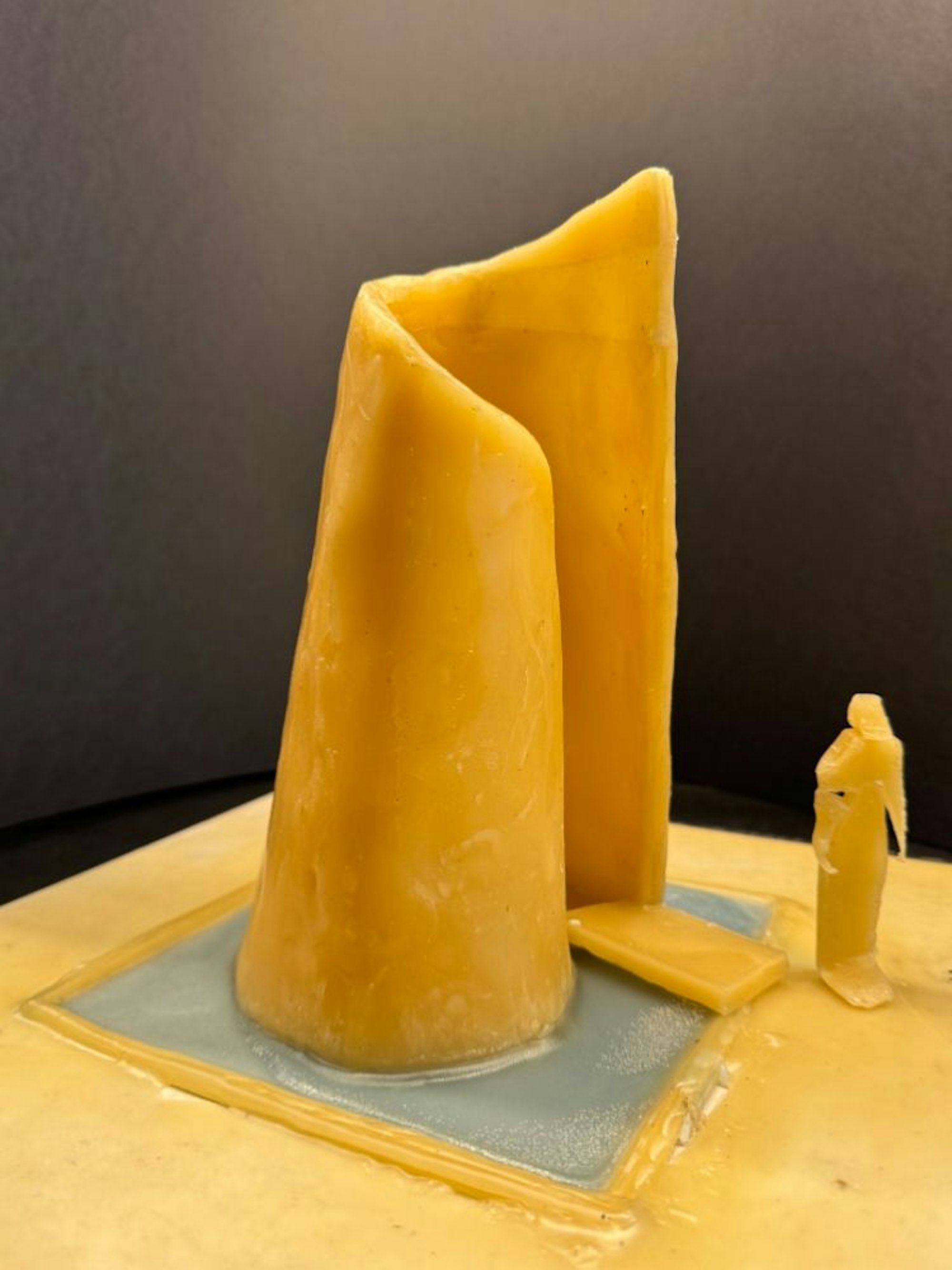 Ein Wachsmodell des Wartehäuschens mit Brücke und Teich