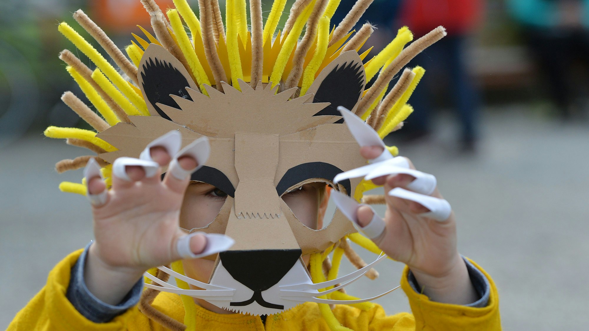 Ein Kind ist als Löwe verkleidet