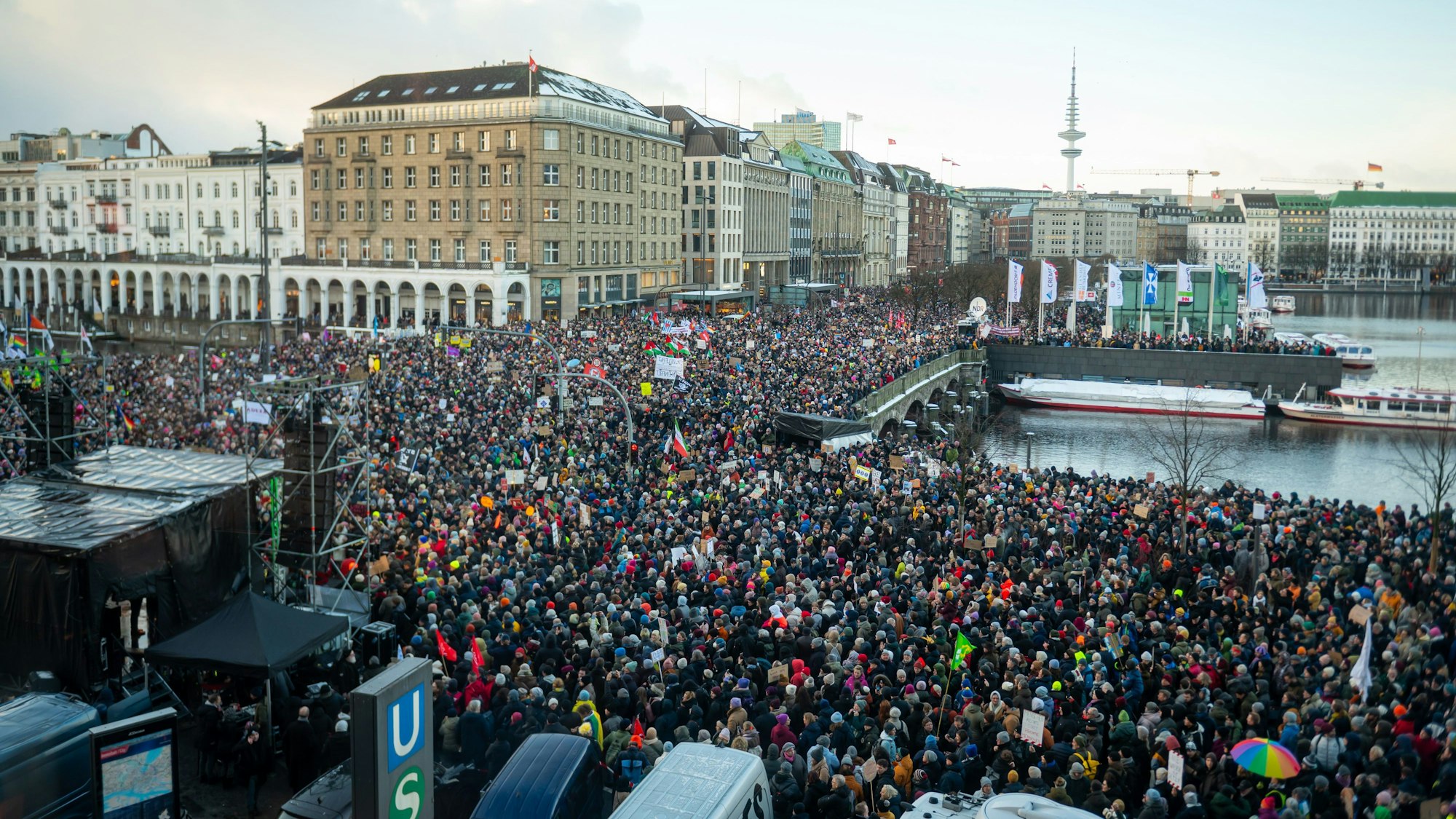 Hamburg: Der Jungfernstieg und die anliegenden Bereiche sind mit Demonstranten gefüllt. Mit der Demonstration wollen die Teilnehmenden ein Zeichen des Widerstands gegen rechtsextreme Umtriebe setzen.