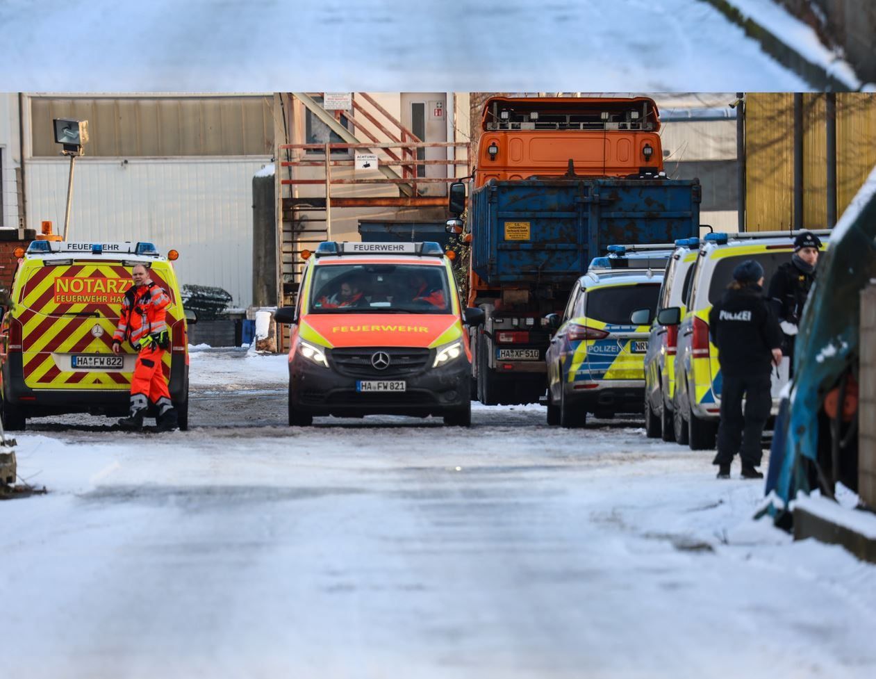 Ein größeres Aufgebot von Polizeikräften steht in einem Hagener Industriegebiet. Bei einer Schießerei ist am Freitag ein Mensch getötet worden.