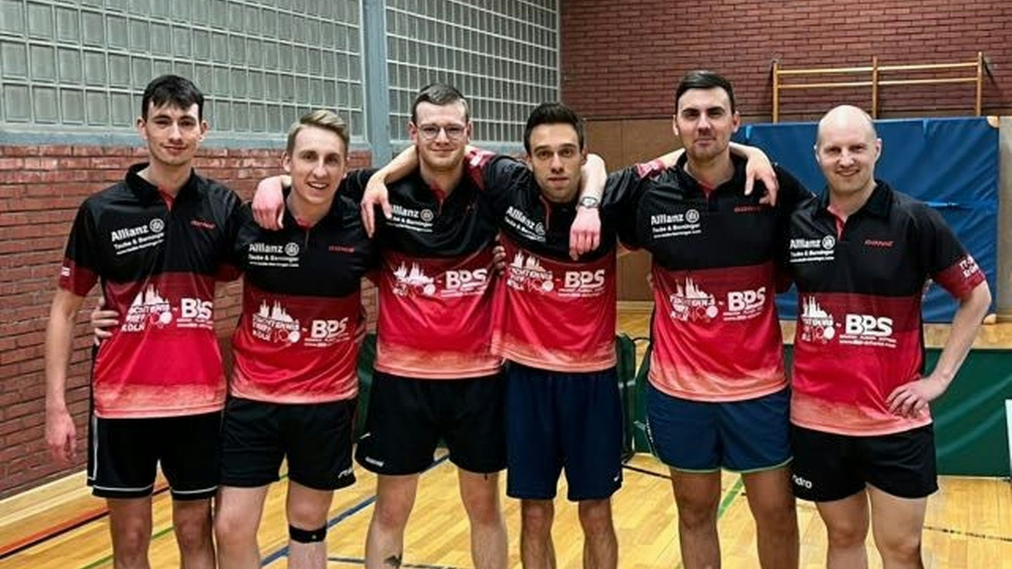 Das Team des TTC Vernich steht in Trikots nebeneinander.