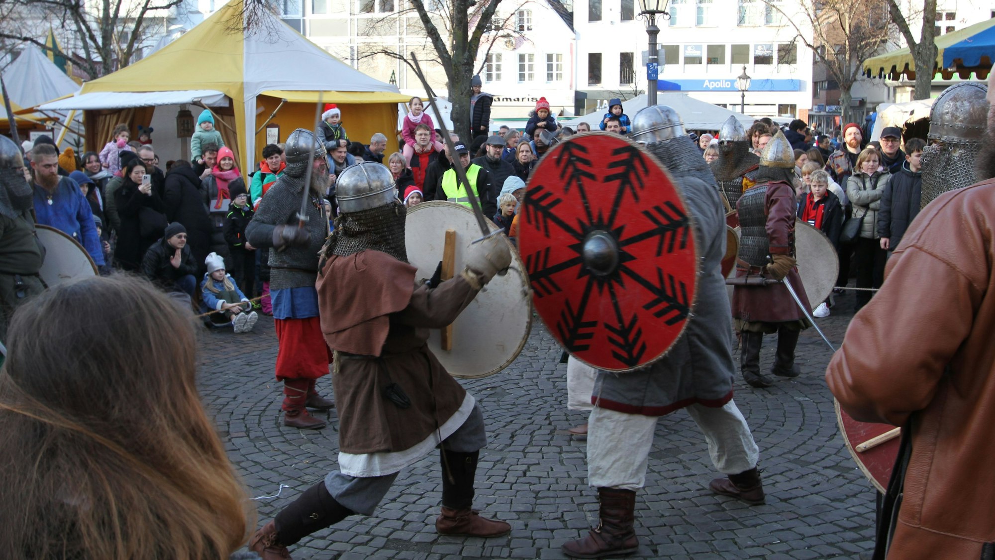 Ritter kämpfen mit Schwertern auf dem mittelalterlichen Markt in Siegburg