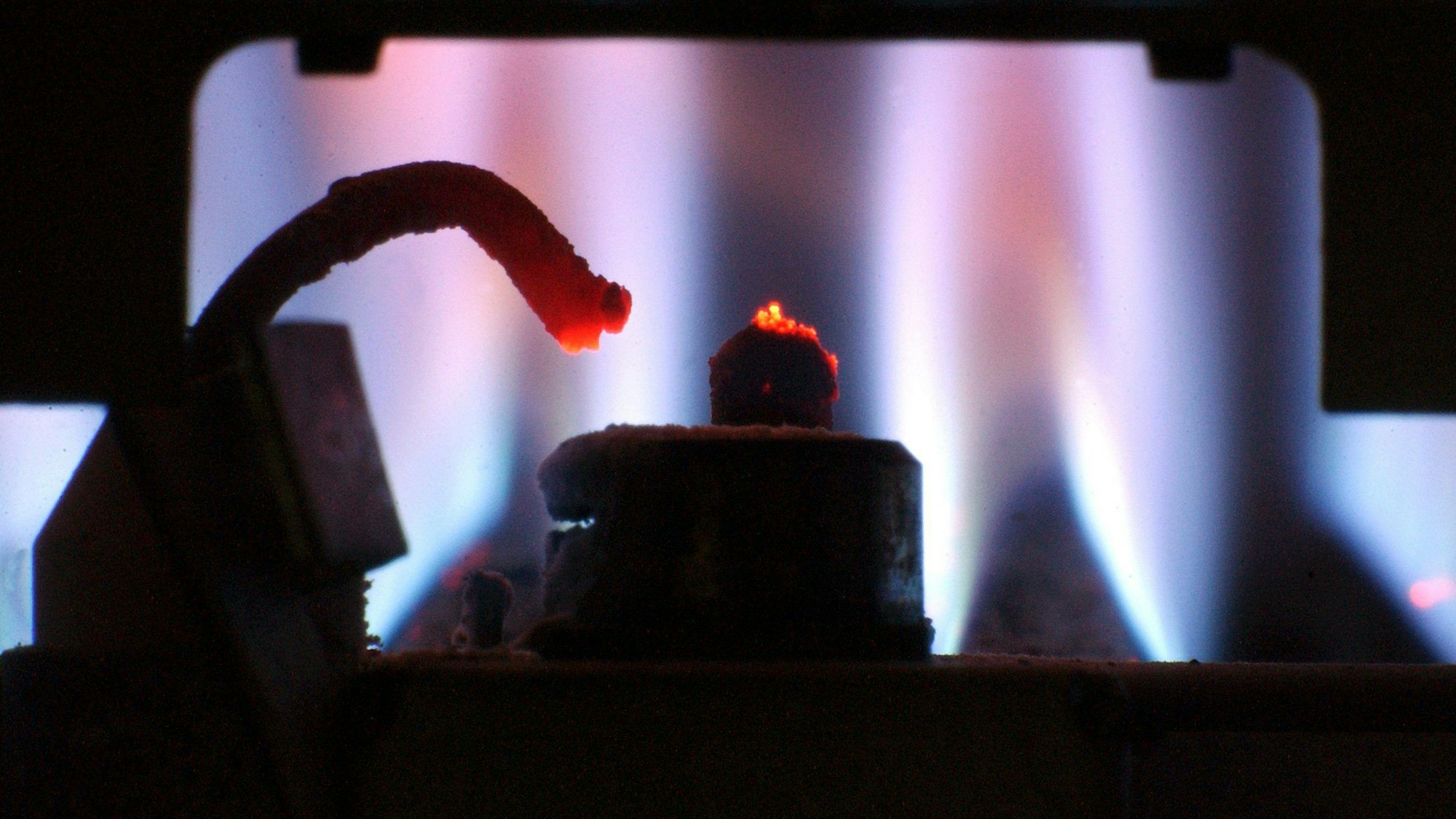 Das Foto zeigt die Zündvorrichtung einer sich in Betrieb befindlichen Gastherme.