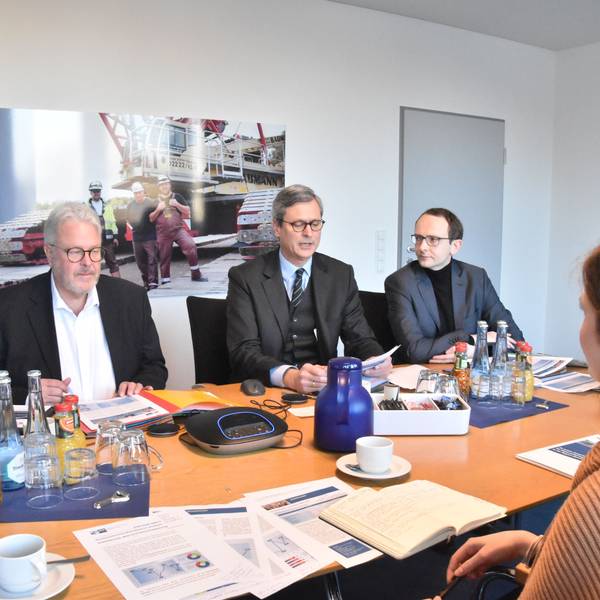 Präsident Stefan Hager (links) und Hauptgeschäftsführer Hubertus Hille sitzen bei einer Pressekonferenz der Industrie- und Handelskammer Bonn/Rhein-Sieg gemeinsam an einem Tisch.