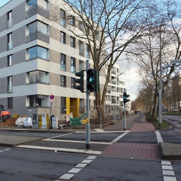 Neue Wohnblöcke, die zum Teil noch mit Bauzäunen abgesperrt sind, liegen direkt an einer großen Kreuzung.