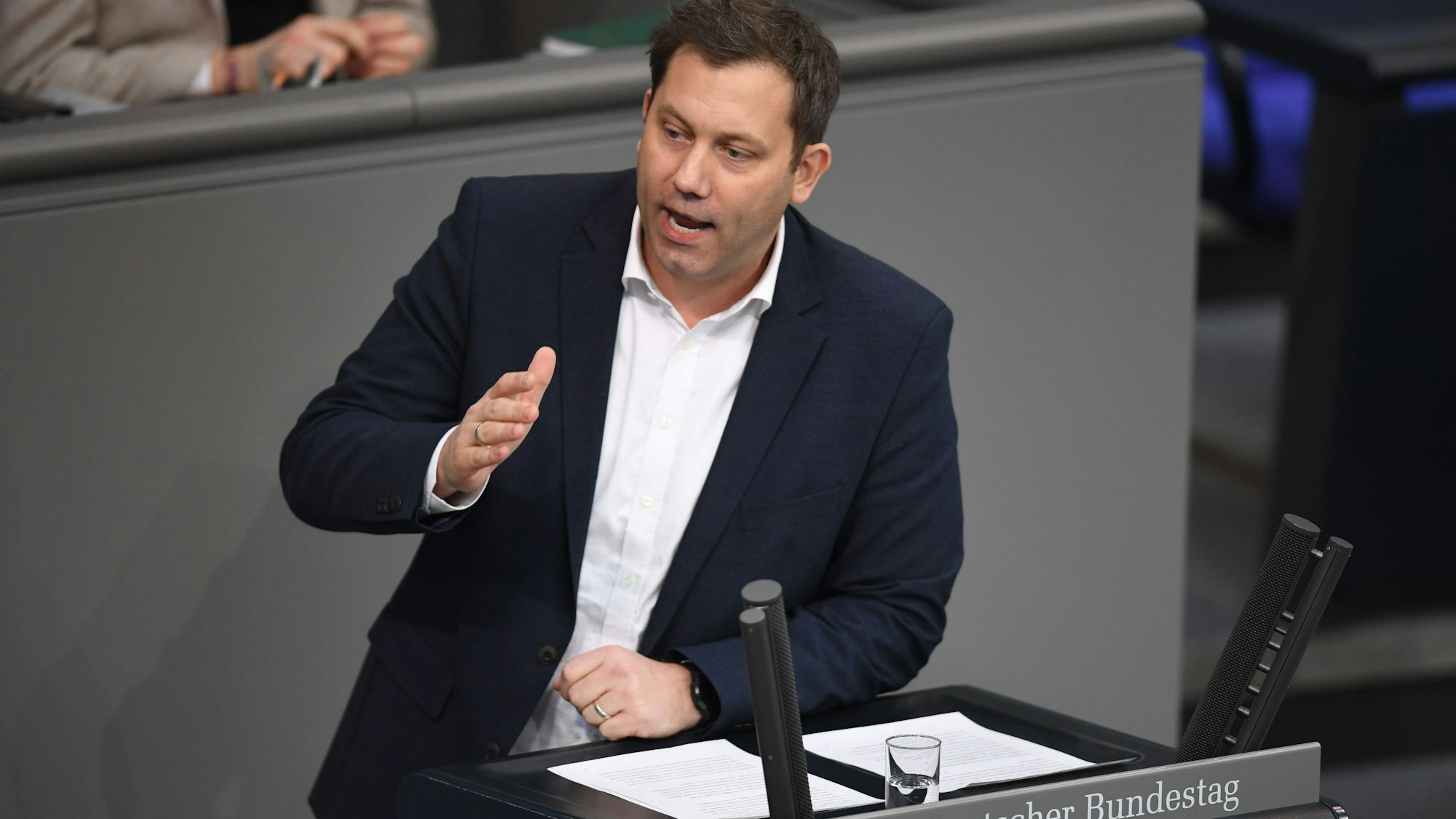 SPD-Chef Lars Klingbeil spricht im Bundestag. Er nannte 2024 das „Jahr des Kampfes“ gegen die AfD. (Archivbild)