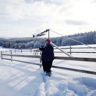 Das Bild zeigt den verschneiten Rodellift am Weißen Stein in Hellenthal-Udenbreth.