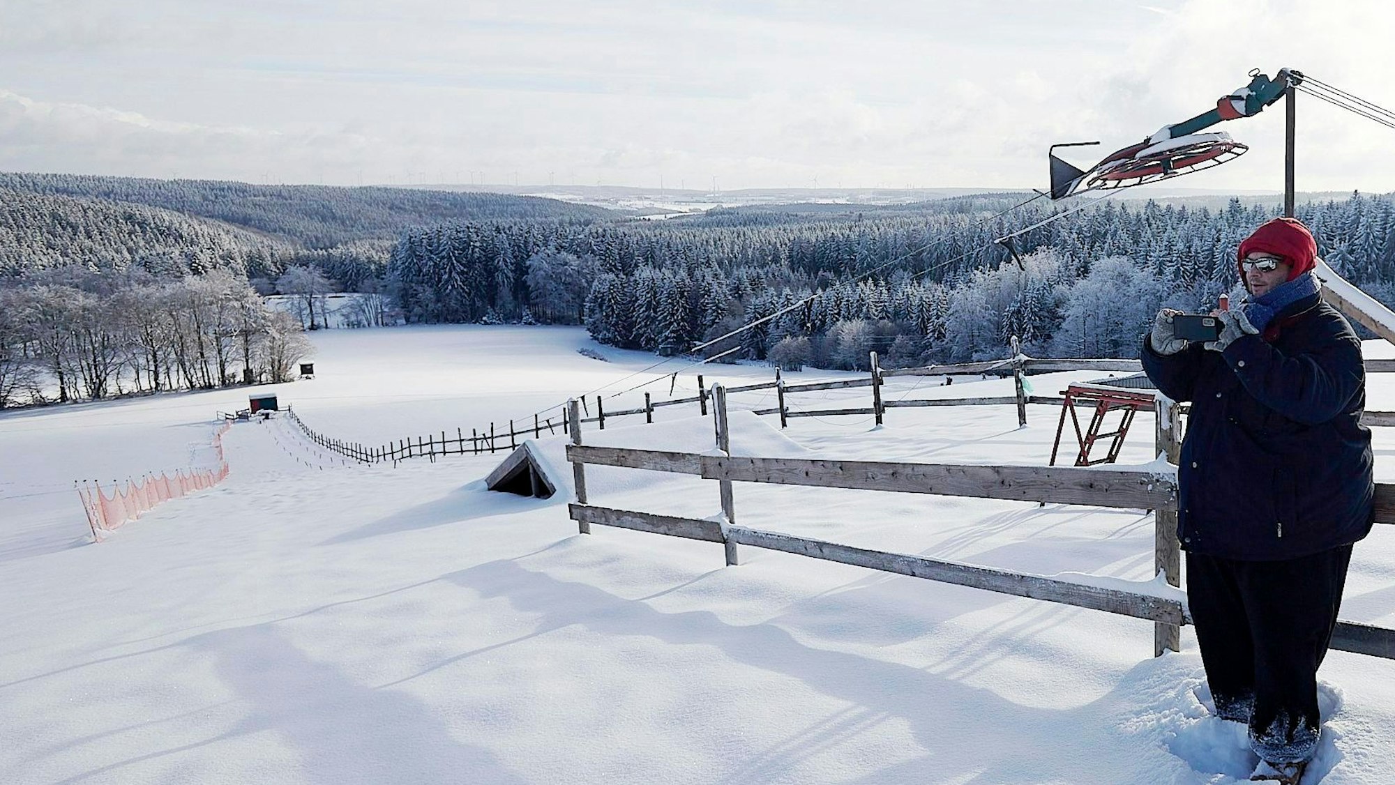 Das Bild zeigt den verschneiten Rodellift am Weißen Stein in Hellenthal-Udenbreth.