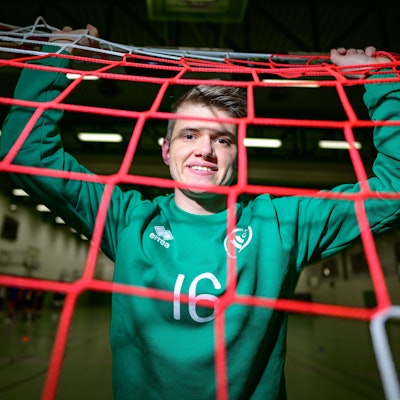 Robin Luth steht weiter im Handball-Tor — früher bei den Frauen, jetzt bei den Männern.