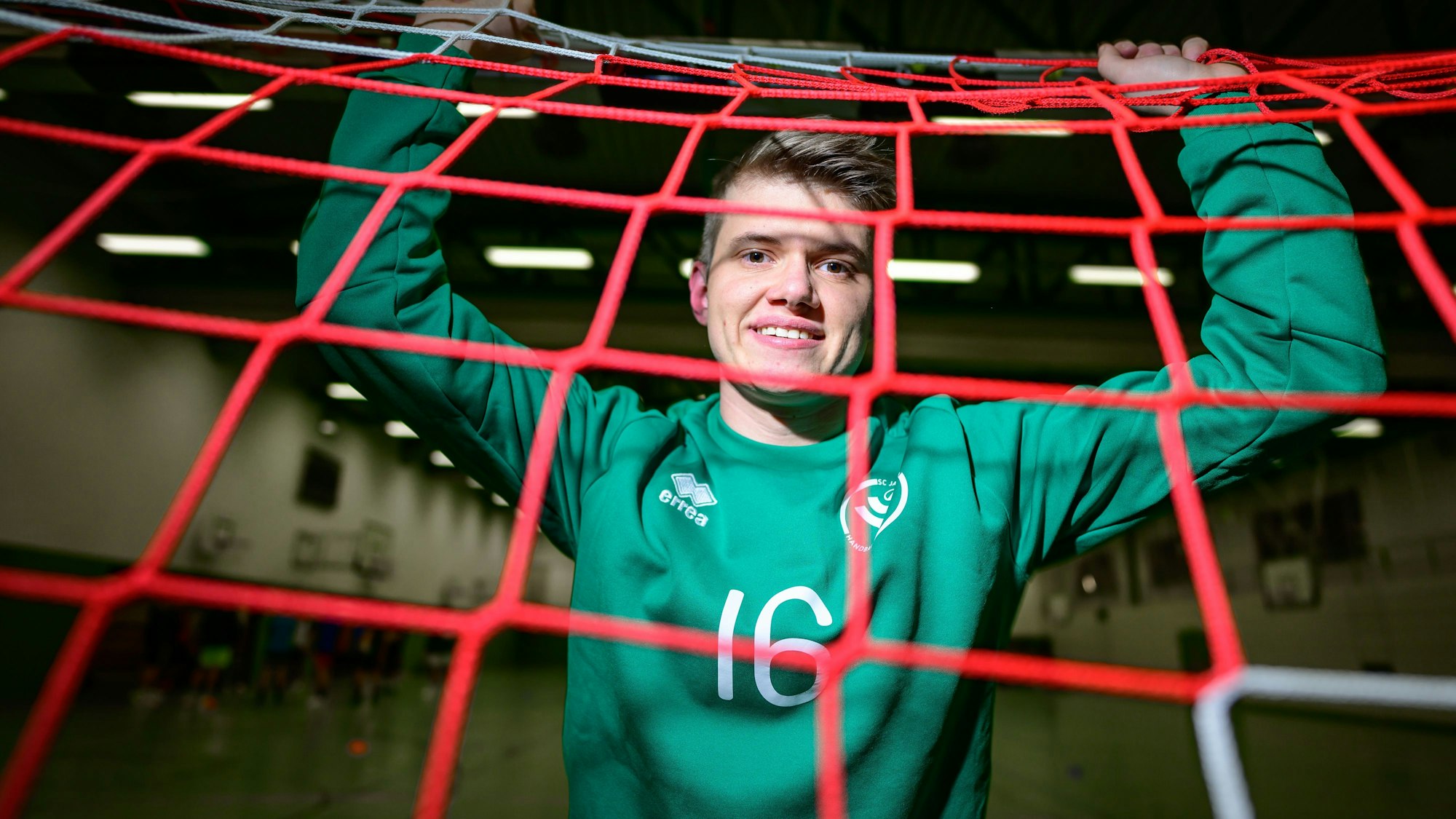 Robin Luth steht weiter im Handball-Tor — früher bei den Frauen, jetzt bei den Männern.