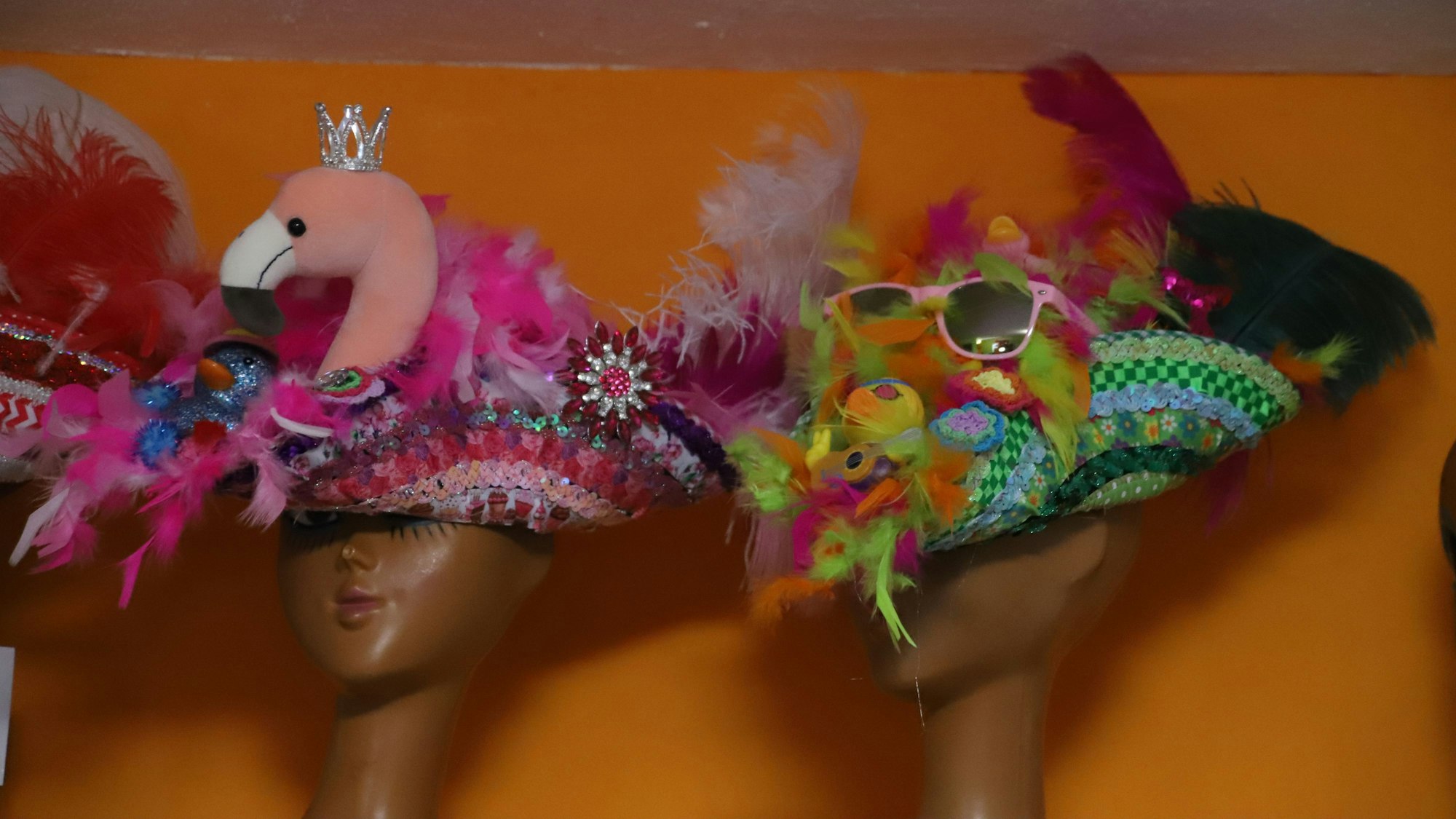 Die Hüte sind Einzelstücke, immer aber ist eine Ente untergebracht.