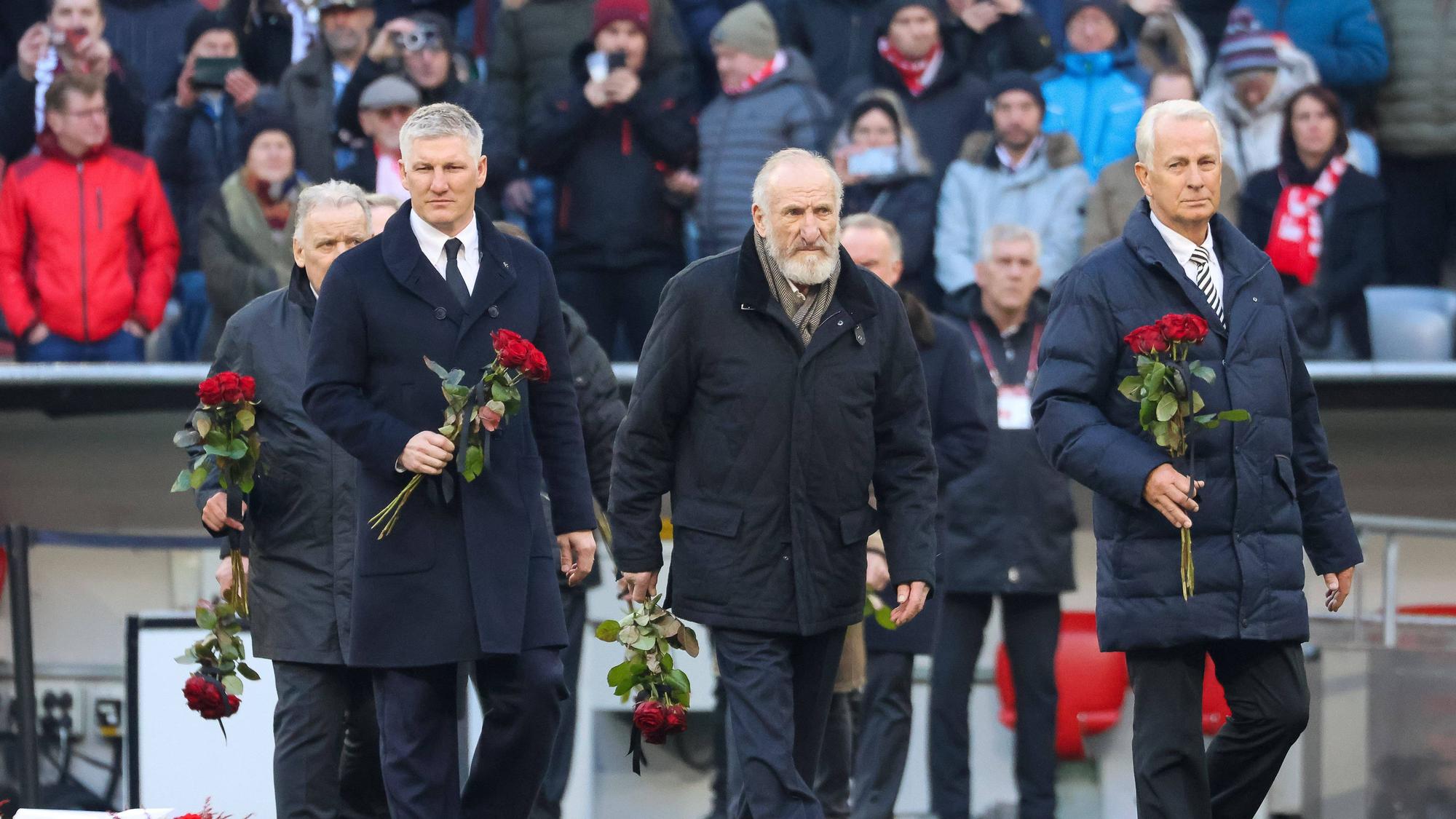 Ehemalige Wegbegleiter von Franz Beckenbauer legen Rosen ab.