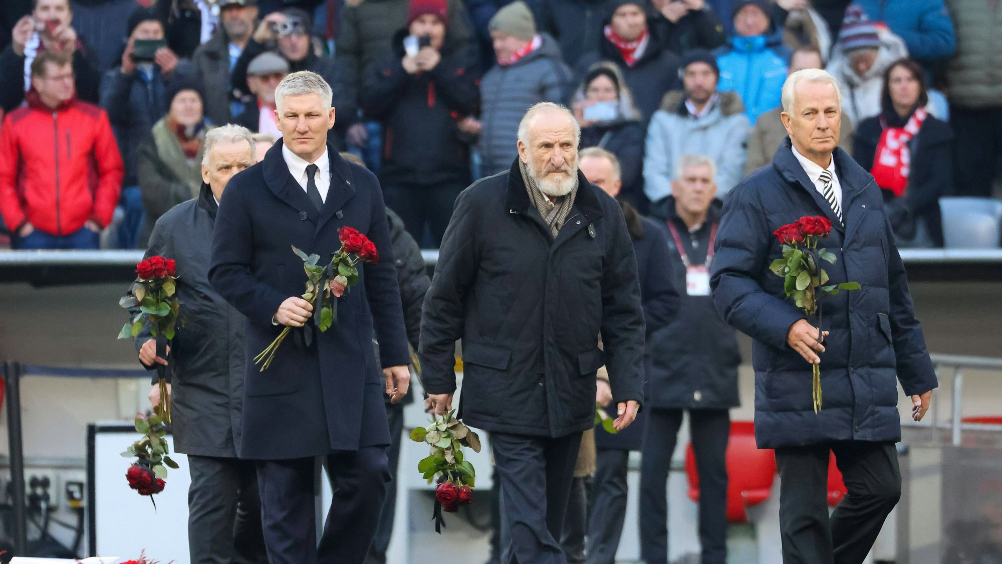 Ehemalige Wegbegleiter von Franz Beckenbauer legen Rosen ab.