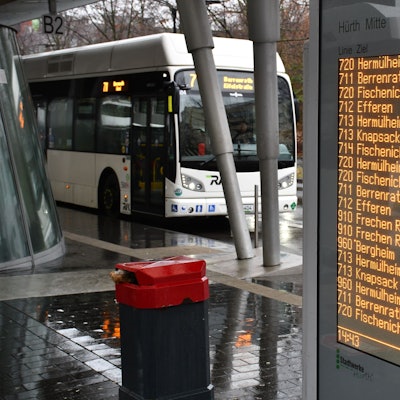 Eine digitale Anzeigetafel und ein Stadtbus am Busbahnhof in Hürth-Mitte.