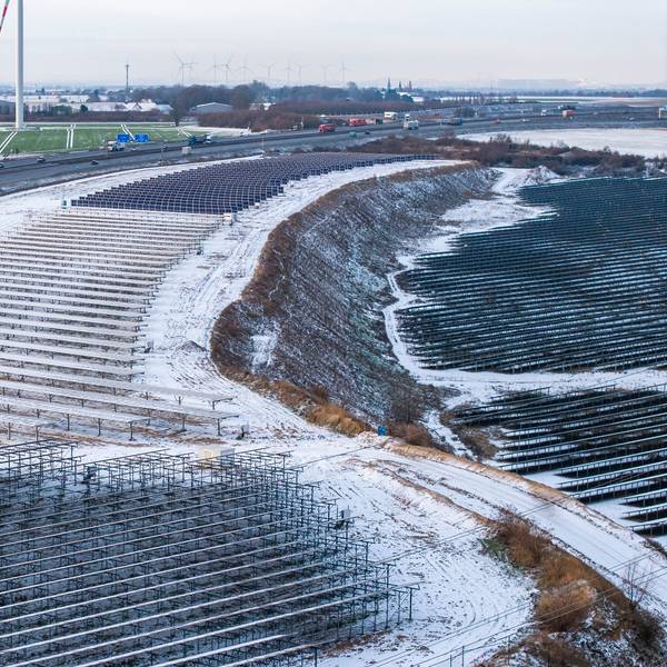 Eine Luftaufnahme der Felder: Die drei Agri-Photovoltaik-Testanlagen am nördlichen Stadtrand von Bedburg sind in Betrieb gegangen.