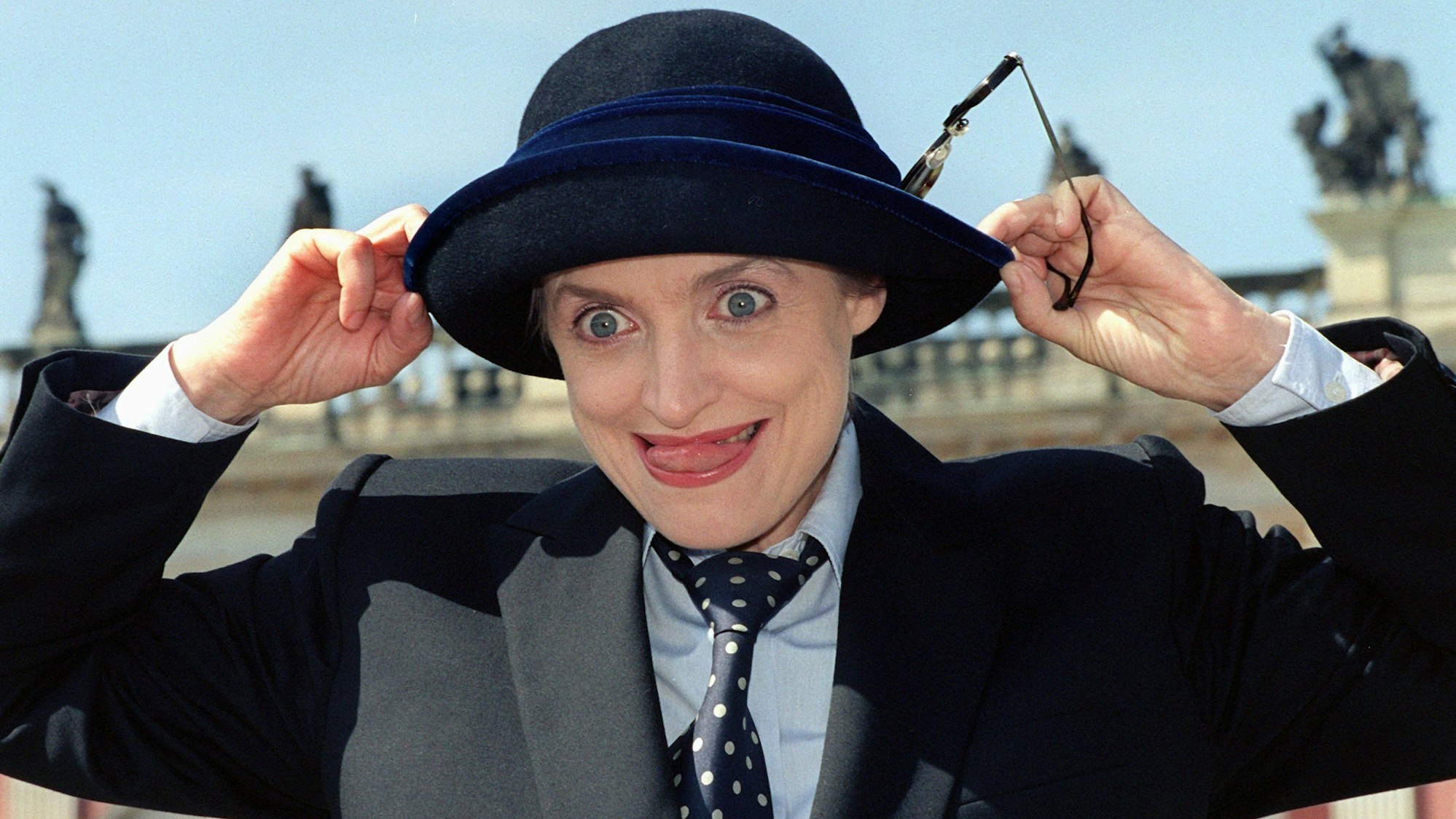 Katharina Thalbach posiert am Mittwoch (26.04.2000) vor dem Schloßtheater am Neuen Palais von Sanssouci in Potsdam während der Dreharbeiten für die Fernehdokumentation "Preußen. Chronik eines deutschen Staates".