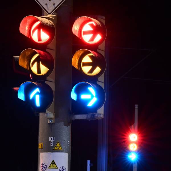 Eine Verkehrsampel springt von grün über gelb auf rot (Symbolbild)