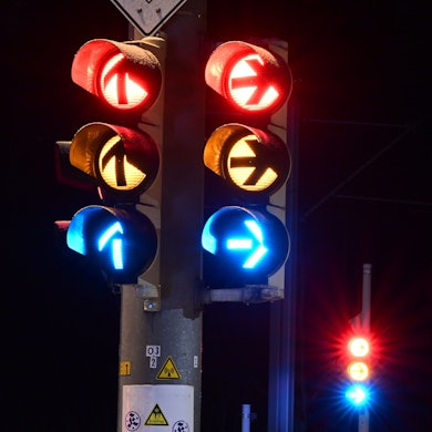 Eine Verkehrsampel springt von grün über gelb auf rot (Symbolbild)