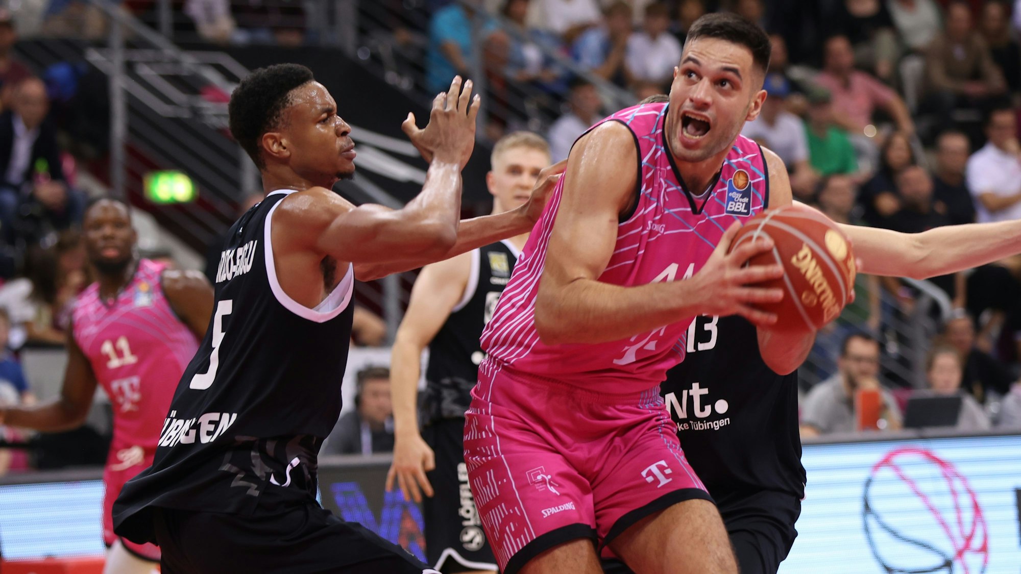 Mit Benedikt Turudic (r.) fällt ein Center für längere Zeit aus. Der Deutsch-Kroate musste sich einer Bandscheiben-Operation unterziehen.