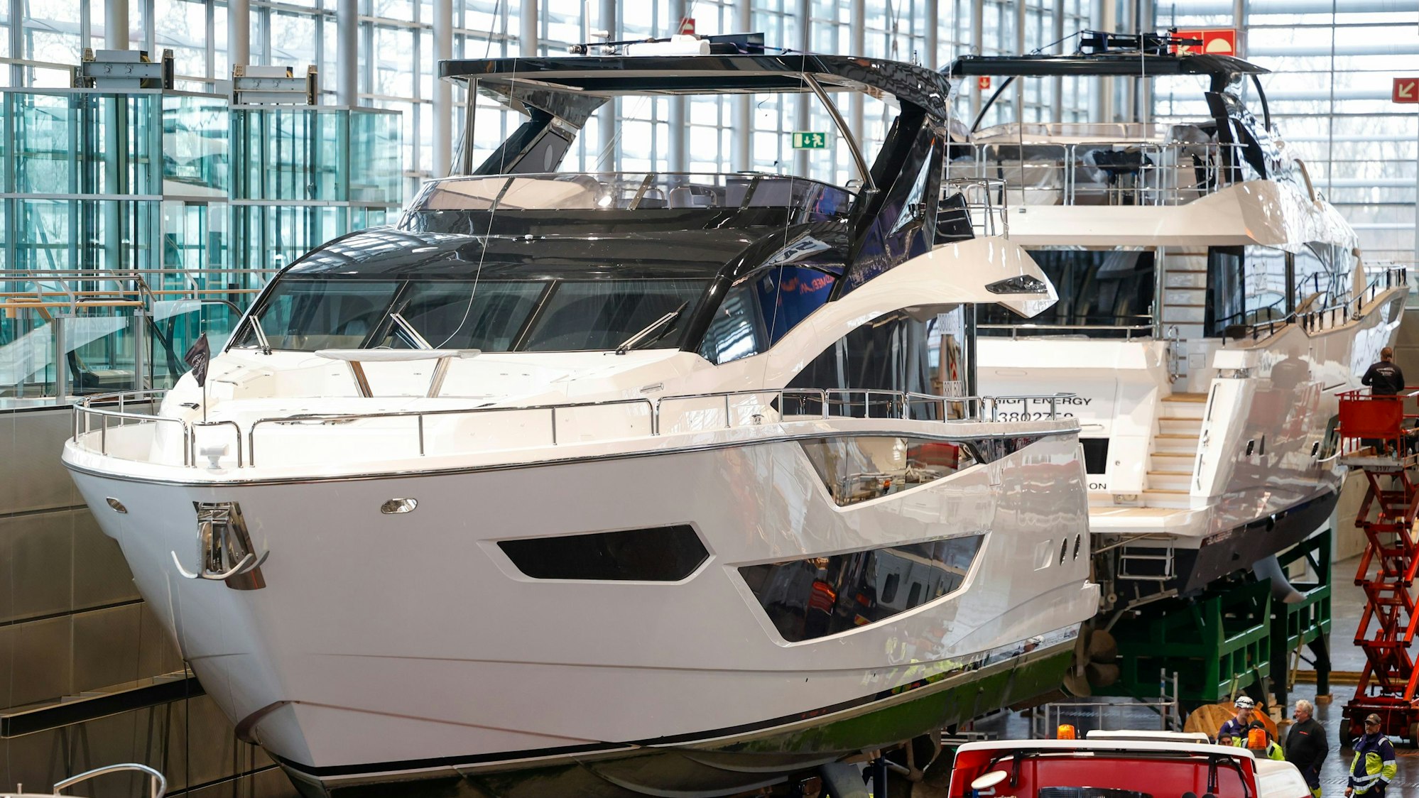 Eine Jacht ist in einer Halle ausgestellt.