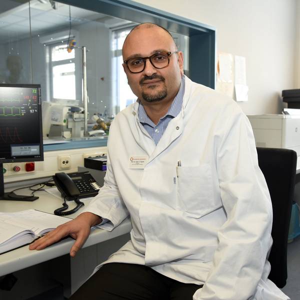 Dr. Vedat Tiyerili leitet als Chefarzt die Kardiologie im Waldbröler Kreiskrankenhaus. In den kommenden Jahren wird die größte Klinik des Hauses allerdings in großen Teilen nach Gummersbach umziehen. Die beiden Herzkatheterlabore, auf dem Foto zu sehen, bleiben aber in der Marktstadt.