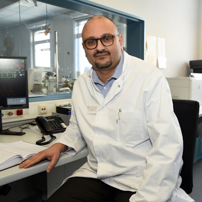 Dr. Vedat Tiyerili leitet als Chefarzt die Kardiologie im Waldbröler Kreiskrankenhaus. In den kommenden Jahren wird die größte Klinik des Hauses allerdings in großen Teilen nach Gummersbach umziehen. Die beiden Herzkatheterlabore, auf dem Foto zu sehen, bleiben aber in der Marktstadt.