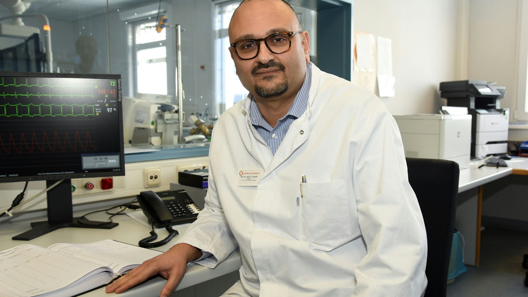Dr. Vedat Tiyerili leitet als Chefarzt die Kardiologie im Waldbröler Kreiskrankenhaus. In den kommenden Jahren wird die größte Klinik des Hauses allerdings in großen Teilen nach Gummersbach umziehen. Die beiden Herzkatheterlabore, auf dem Foto zu sehen, bleiben aber in der Marktstadt.