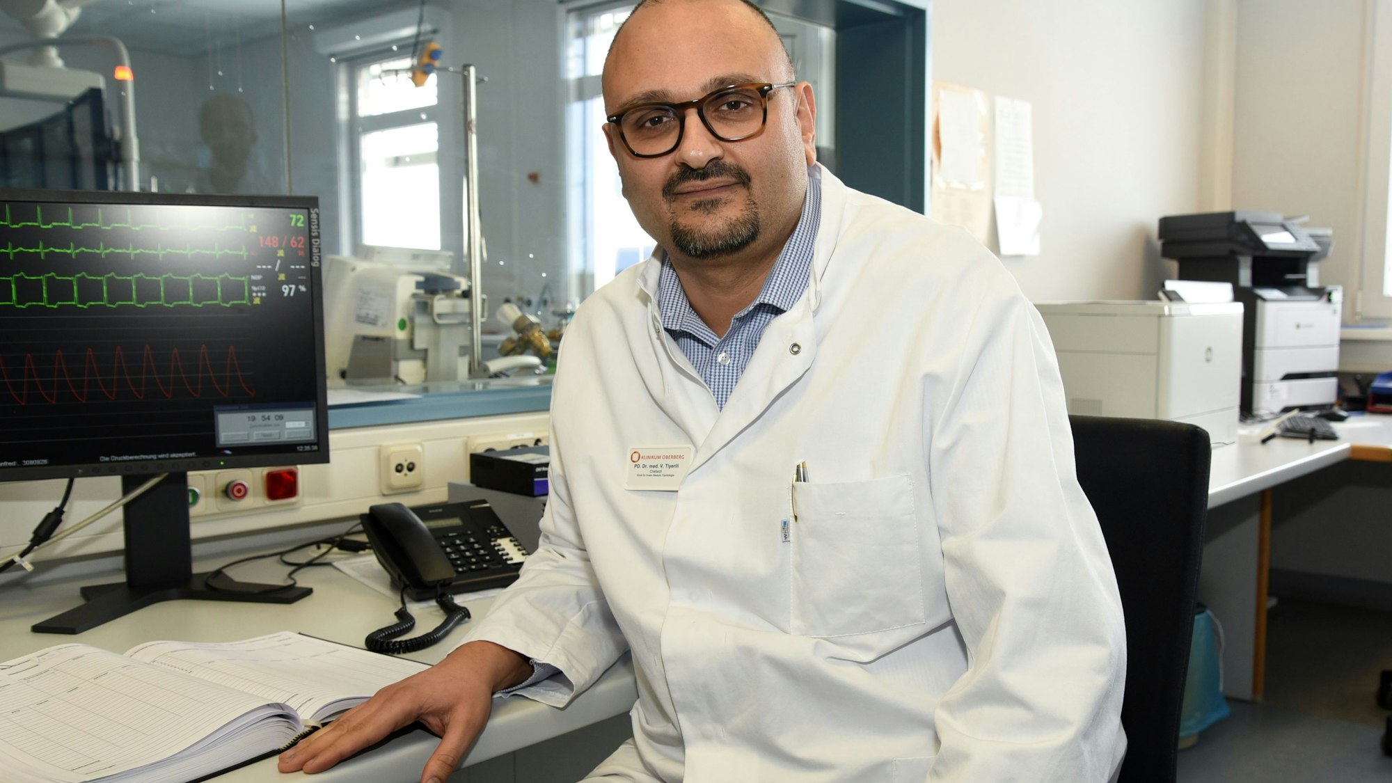 Dr. Vedat Tiyerili leitet als Chefarzt die Kardiologie im Waldbröler Kreiskrankenhaus. In den kommenden Jahren wird die größte Klinik des Hauses allerdings in großen Teilen nach Gummersbach umziehen. Die beiden Herzkatheterlabore, auf dem Foto zu sehen, bleiben aber in der Marktstadt.