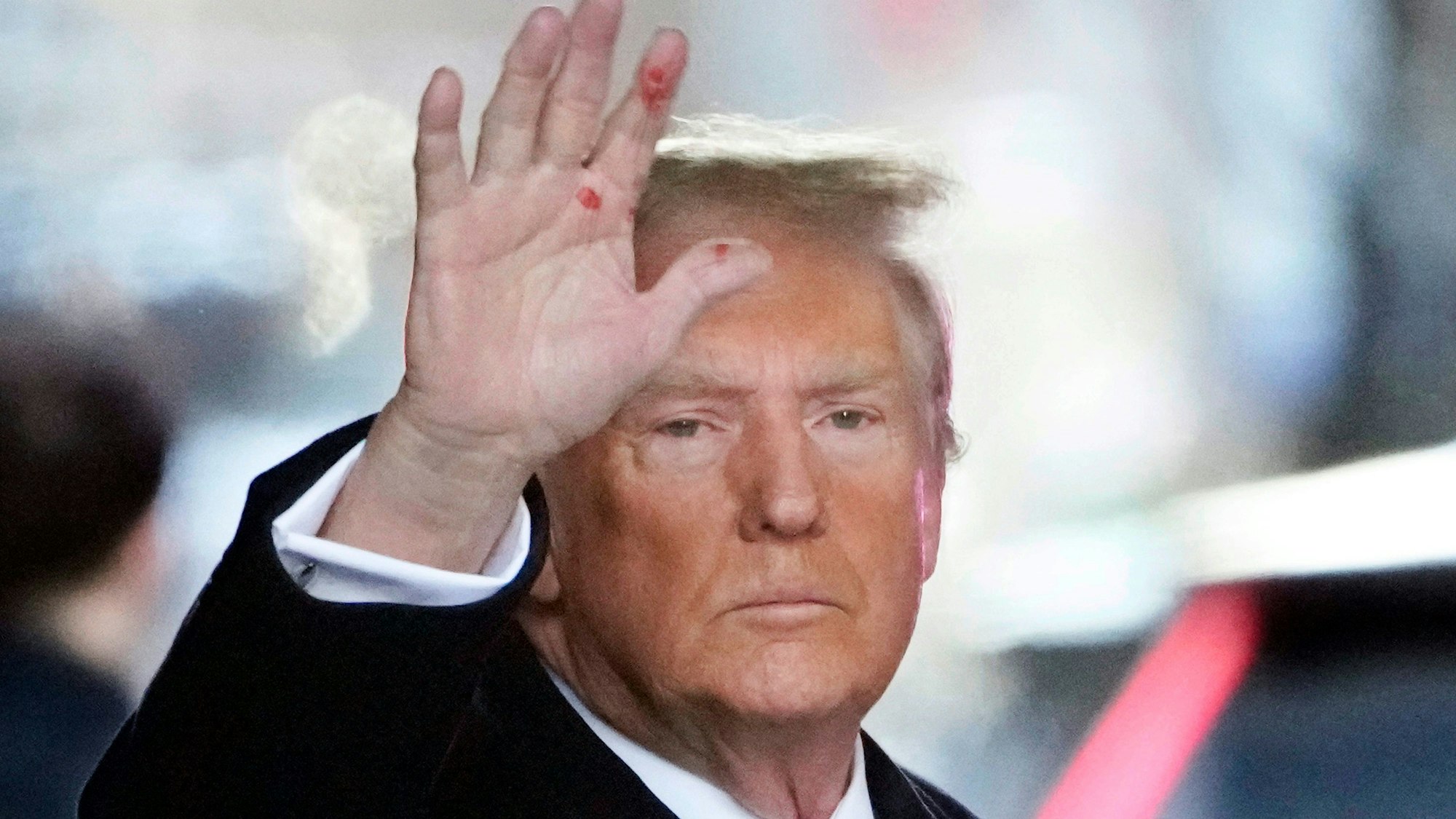 Donald Trump, Präsidentschaftskandidat der Republikaner und ehemaliger Präsident der USA, grüßt Beobachter als er sein Wohnhaus verlässt. Die roten Flecken auf seiner Hand sorgen in den USA für wilde Spekulationen. (Archivbild)